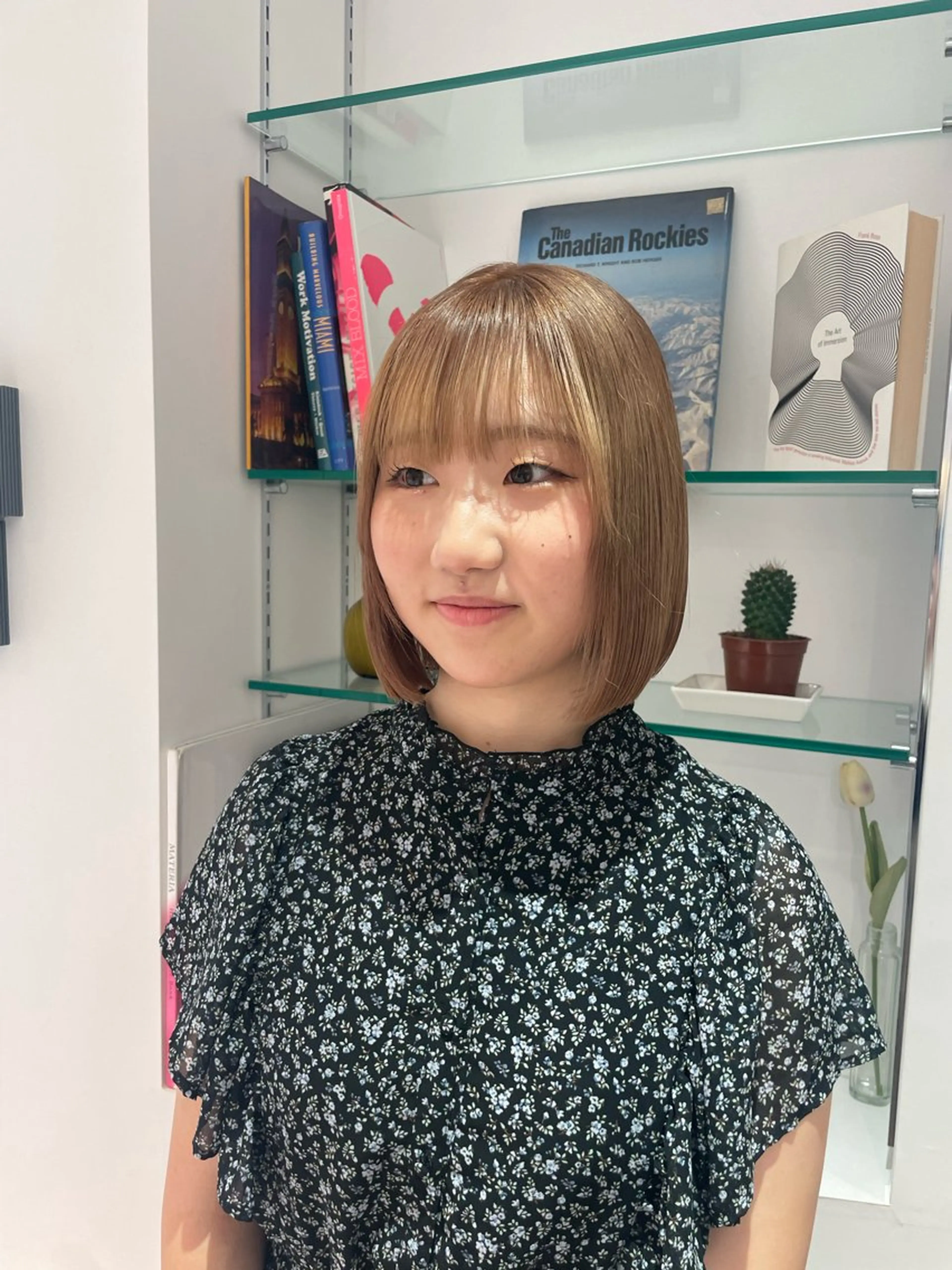 ミディアム カラー ベージュカラー ブリーチ ミルクティーベージュ カット ヘアカラー 佐藤 綾郁のヘアスタイル