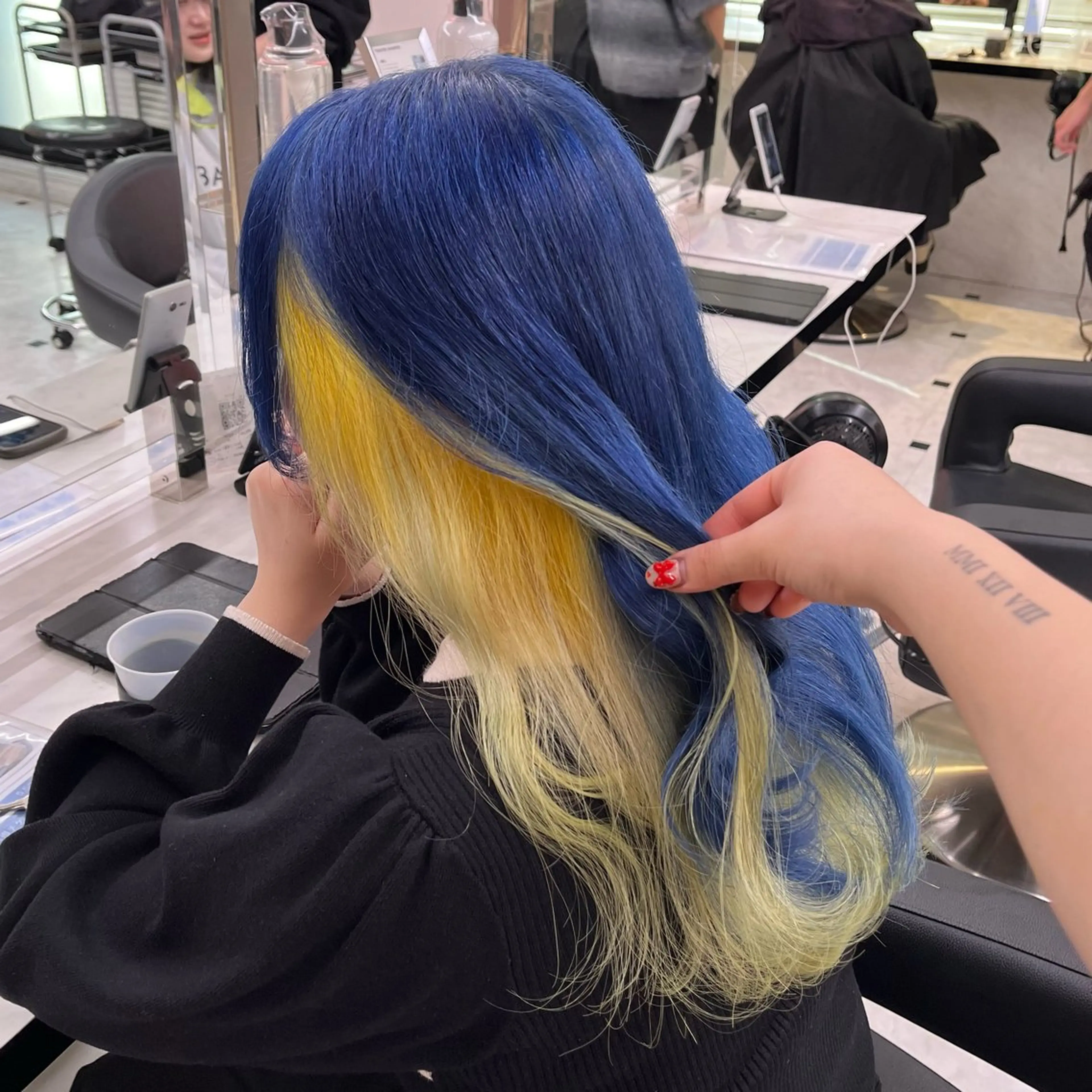 セミロング カラー ヘアアレンジ ヘアカラー 🍒透明感カラー🌨 🥕ハイトーンカラーのヘアスタイル