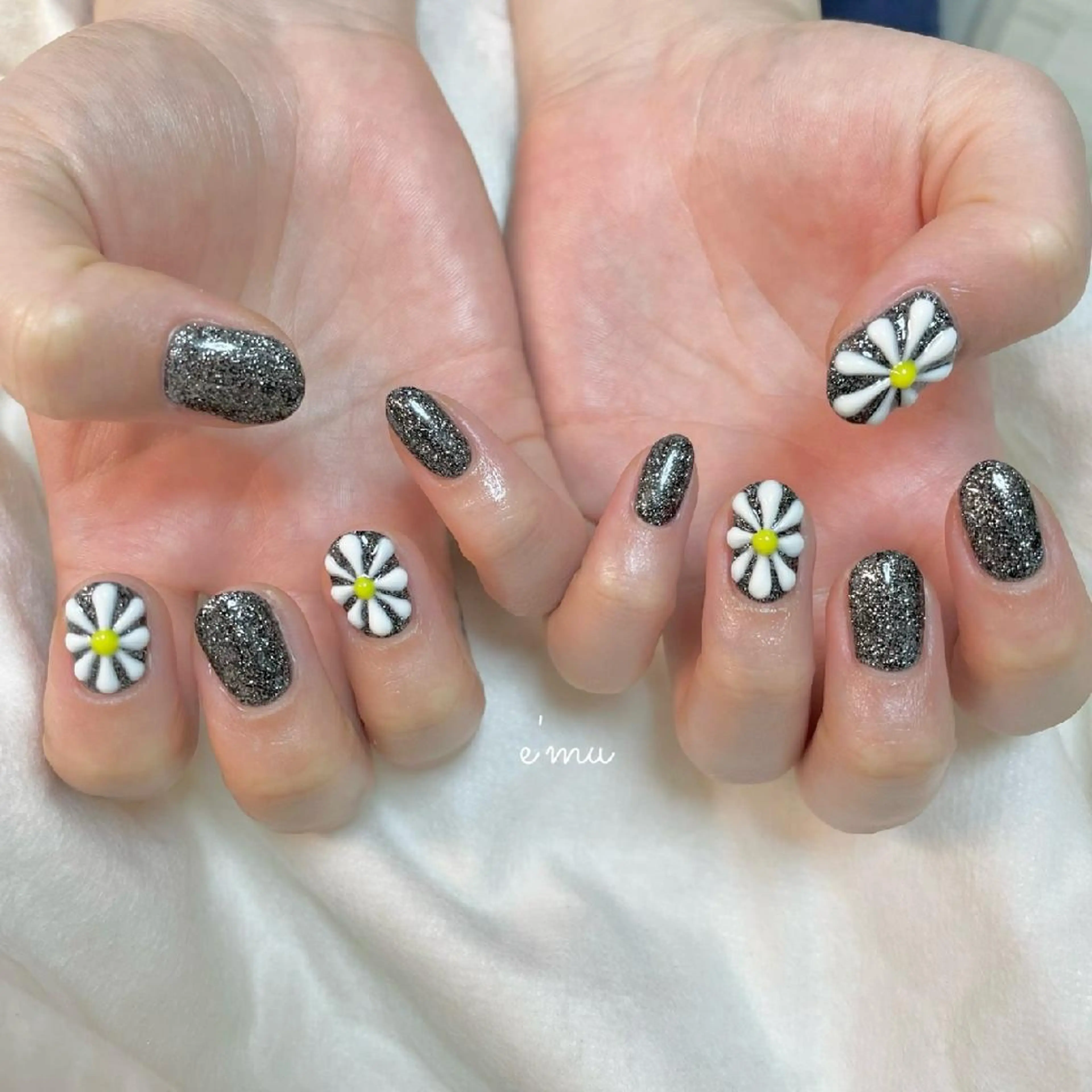 ネイル フラワーネイル ラメ(グリッター) ぷっくりネイル nail salon e'mu💐のネイルデザイン