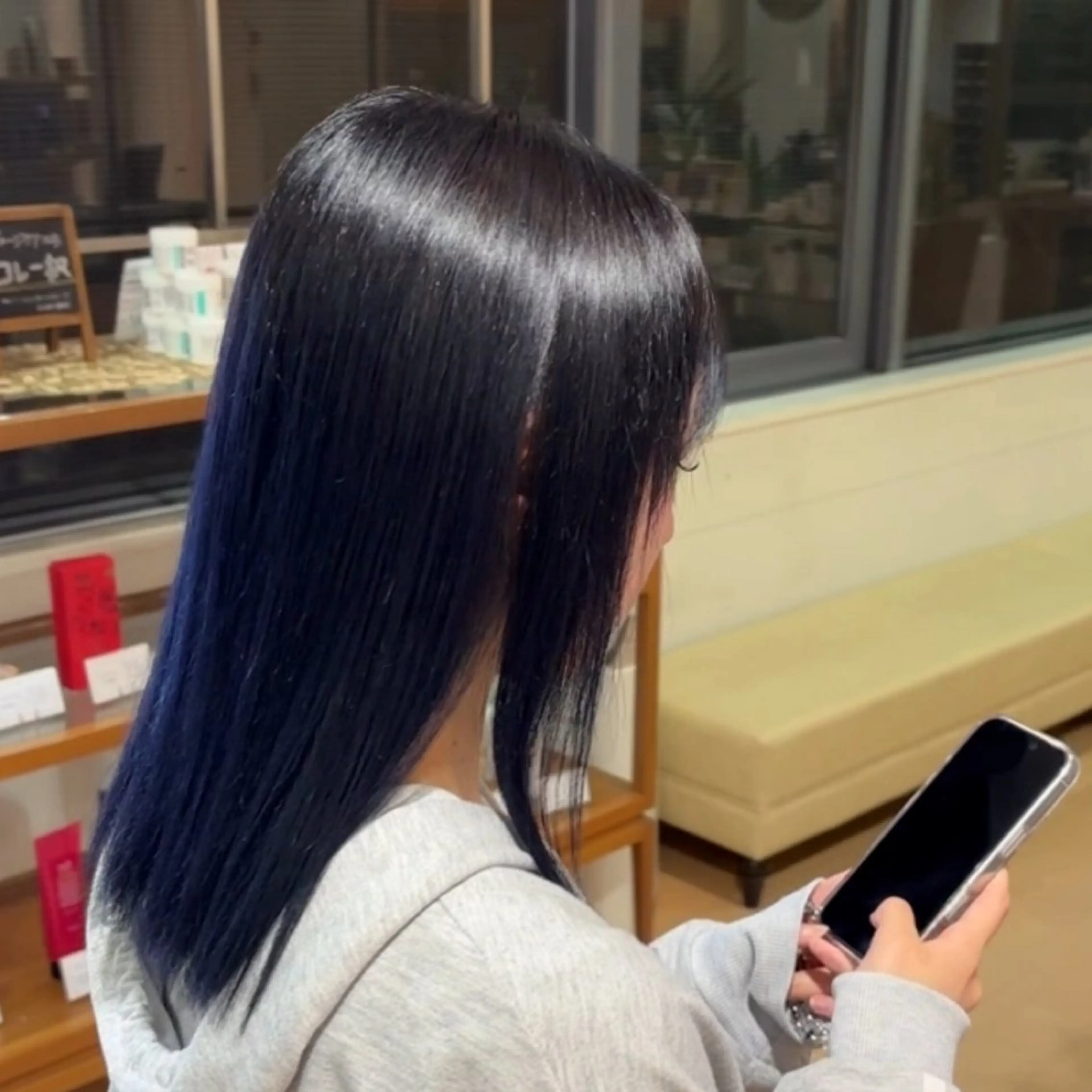 セミロング カラー 黒髪 ブリーチ ブルーカラー ブルーブラック グラデーションカラー ✨ケアブリーチカラー ✨️透明感カラーのヘアスタイル