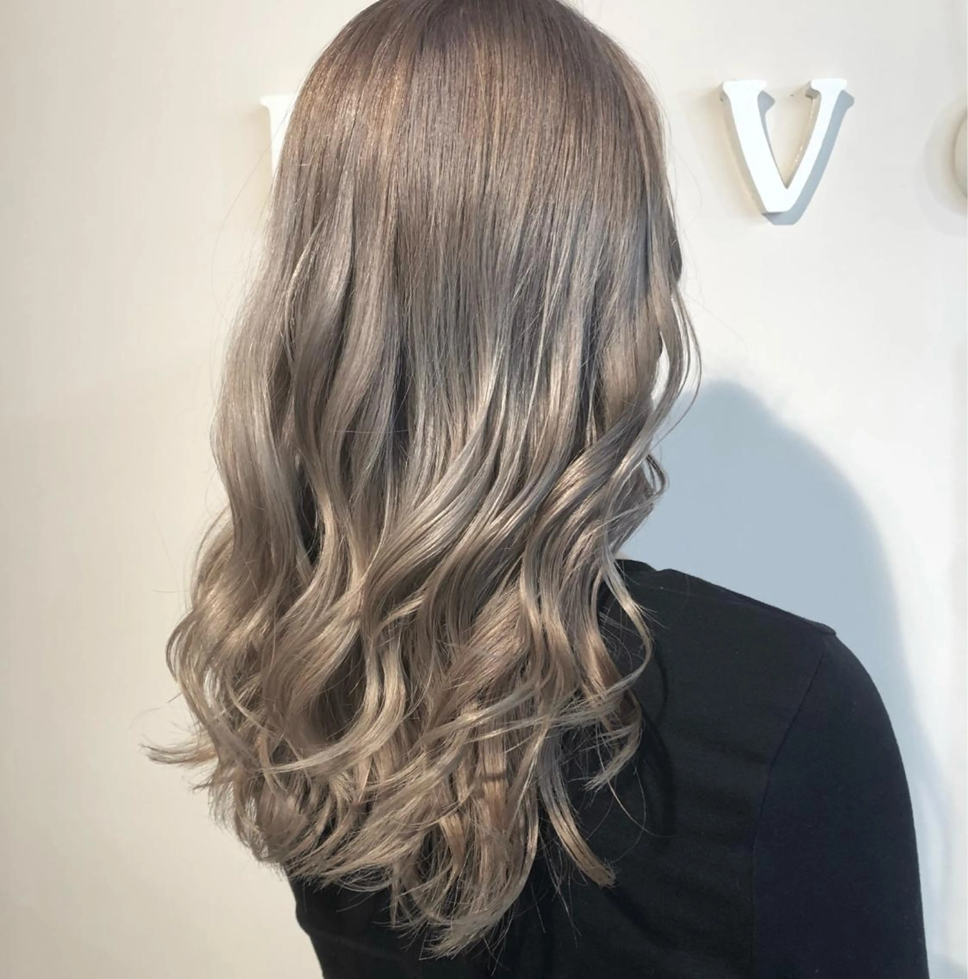 セミロング カラー ブリーチ 🌈8月末までシャ イン輝きハイトーン✨のヘアスタイル