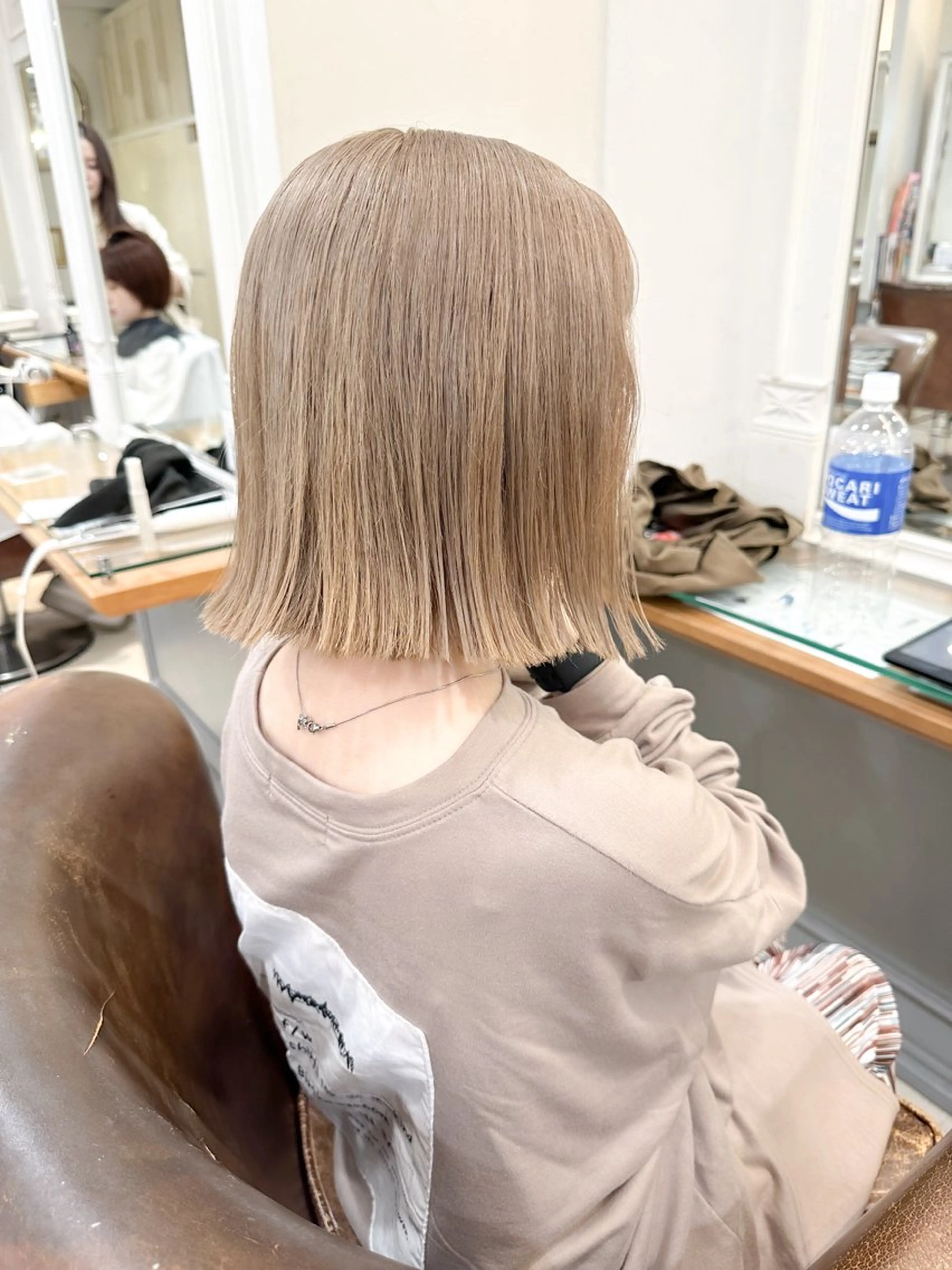 ミディアム カラー 切りっぱなしボブ ベージュカラー ミルクティーベージュ ボブ 外ハネヘア ヘアカラー ✨カラー支持No.1 🧸ワキ カナコ🧸のヘアスタイル