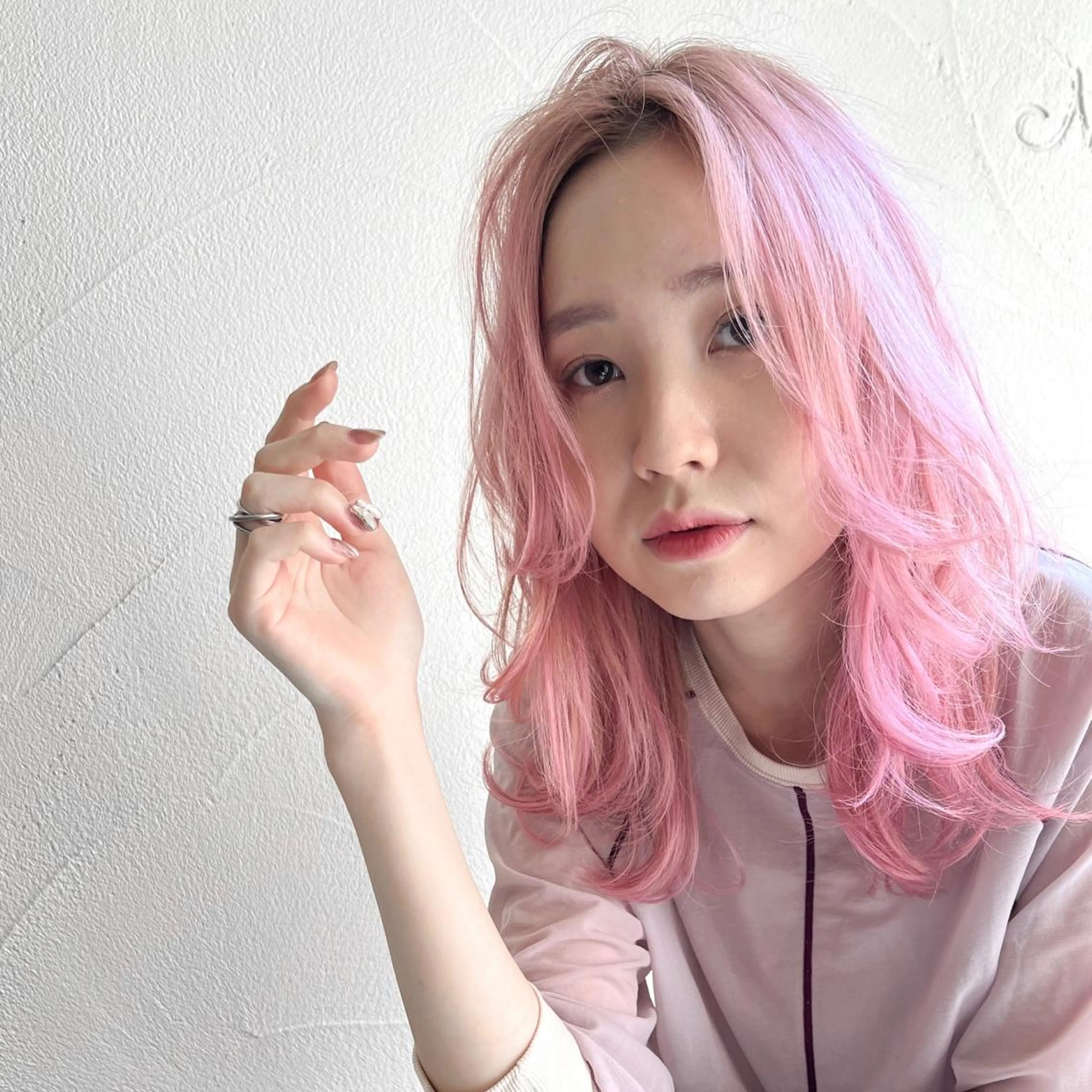 セミロング カラー ブリーチ ピンクカラー ホワイトピンク カット ヘアカラー トリートメント 王子田 隼のヘアスタイル