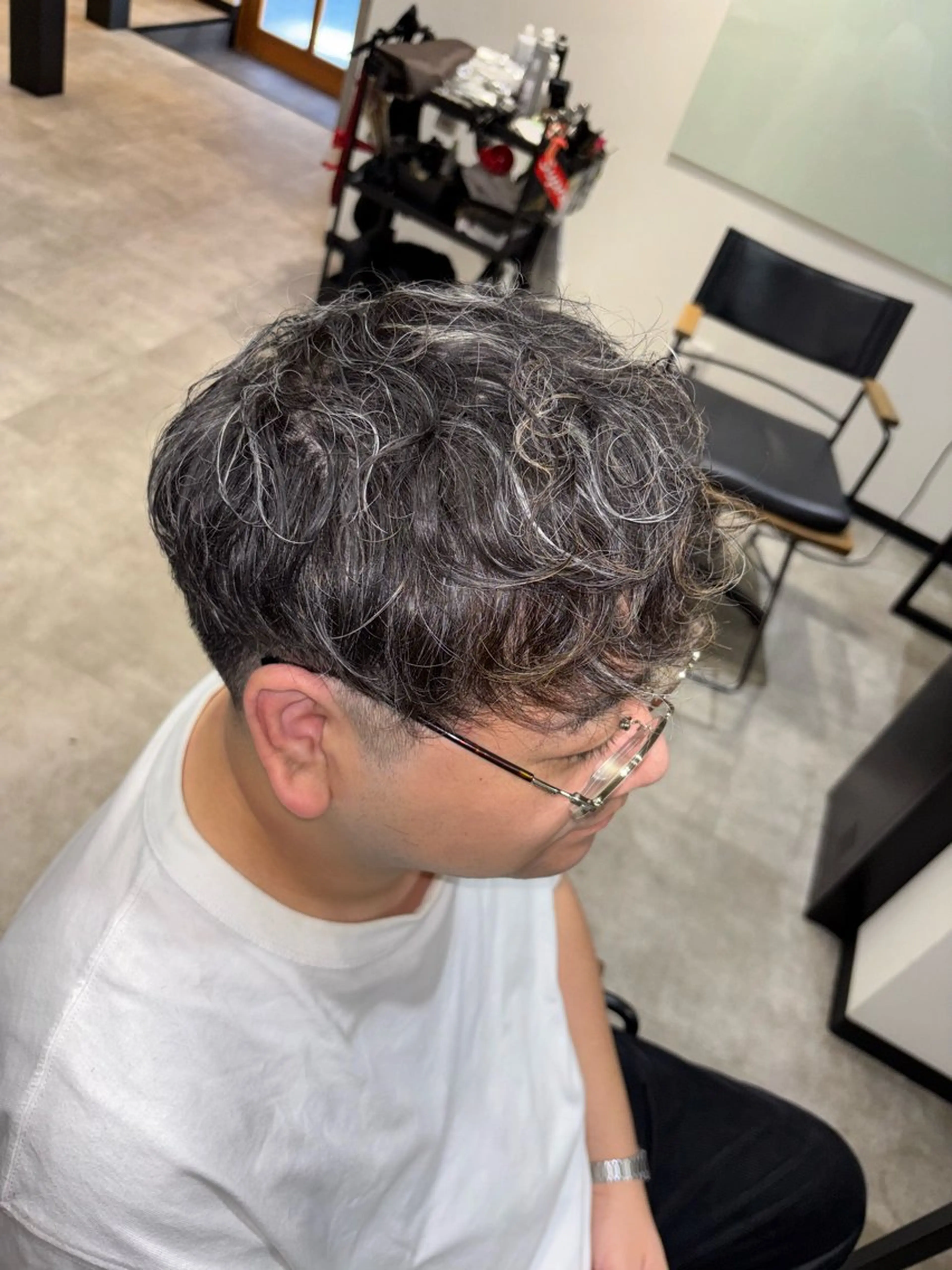 ミディアム カラー メンズ ミディアムパーマ メンズハイライト メンズメッシュ メンズパーマ ハイライトカラー カット ヘアカラー トリートメント LOG/所属・縮毛/ブリーチ/ メンズ/出口 紗依のヘアスタイル