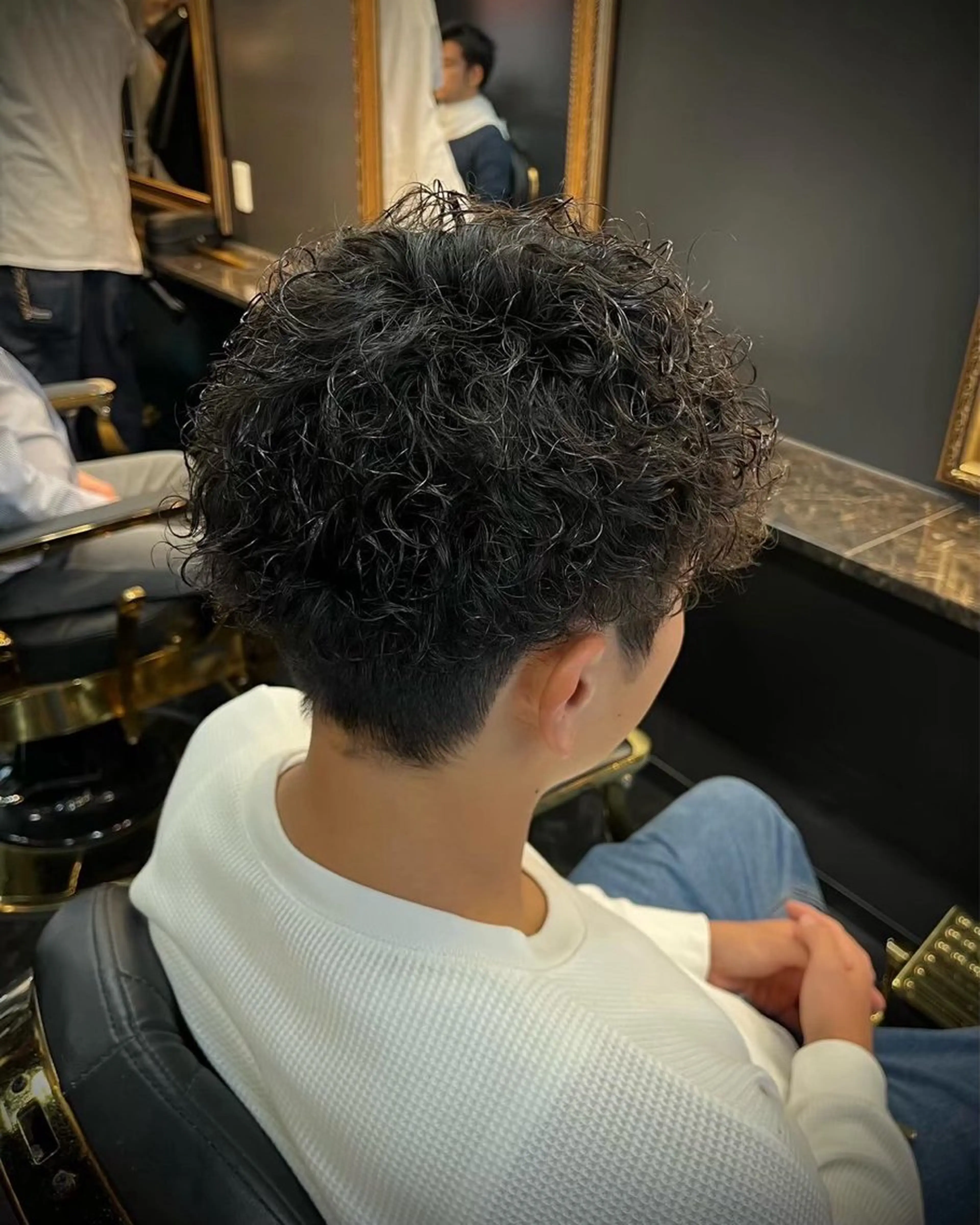 ショート パーマ メンズ メンズブリーチ フェードカット メンズパーマ スキンフェード スパイキーショート 名郷 偉織のヘアスタイル
