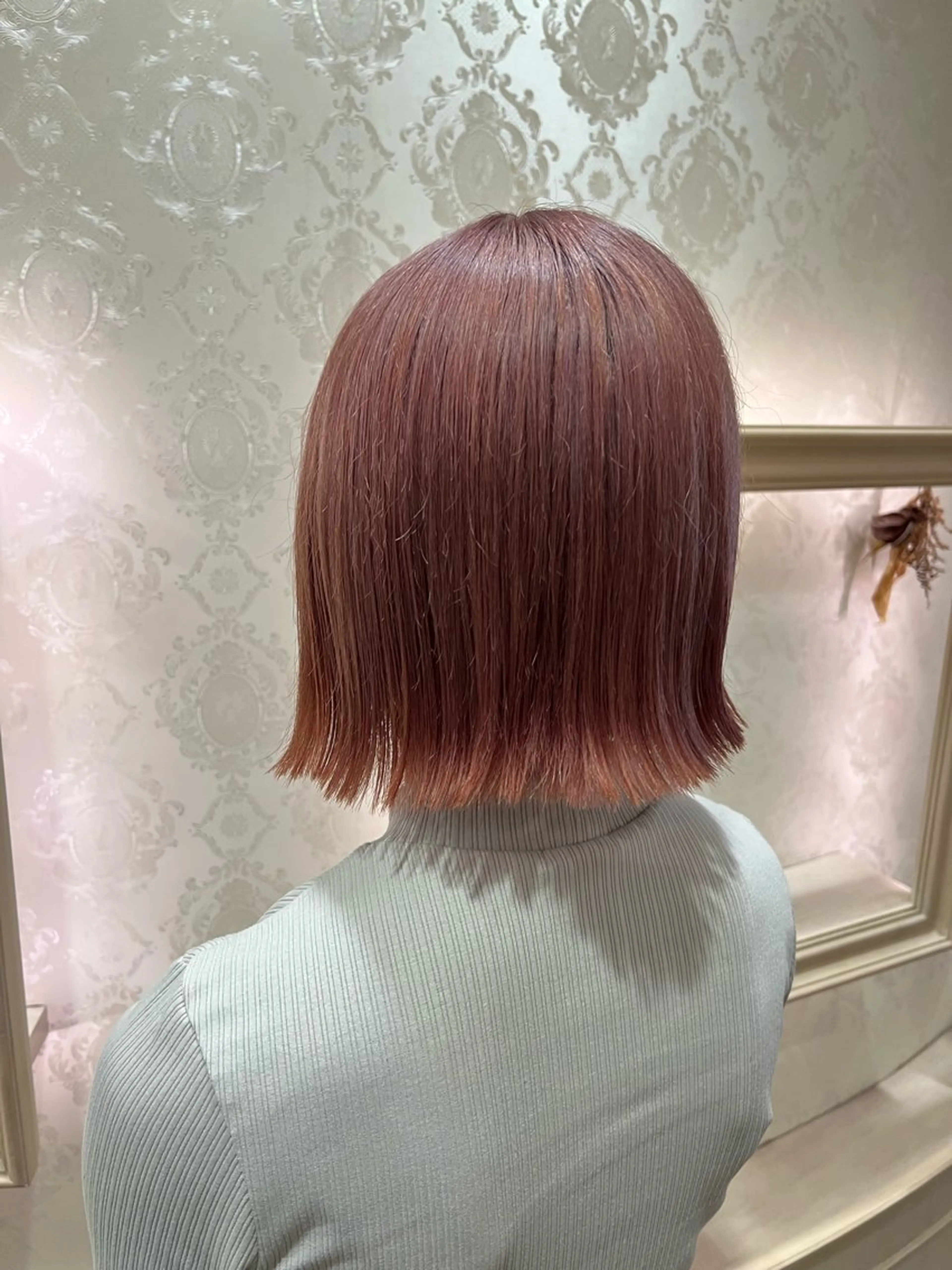 ショート カラー 切りっぱなしボブ ハイトーンカラー ボブ 外ハネヘア ヘアカラー SALOWIN川崎WEST店所属・🌷川崎/アレンジ/ 暖色ボブ/コトネ🌷のヘアスタイル