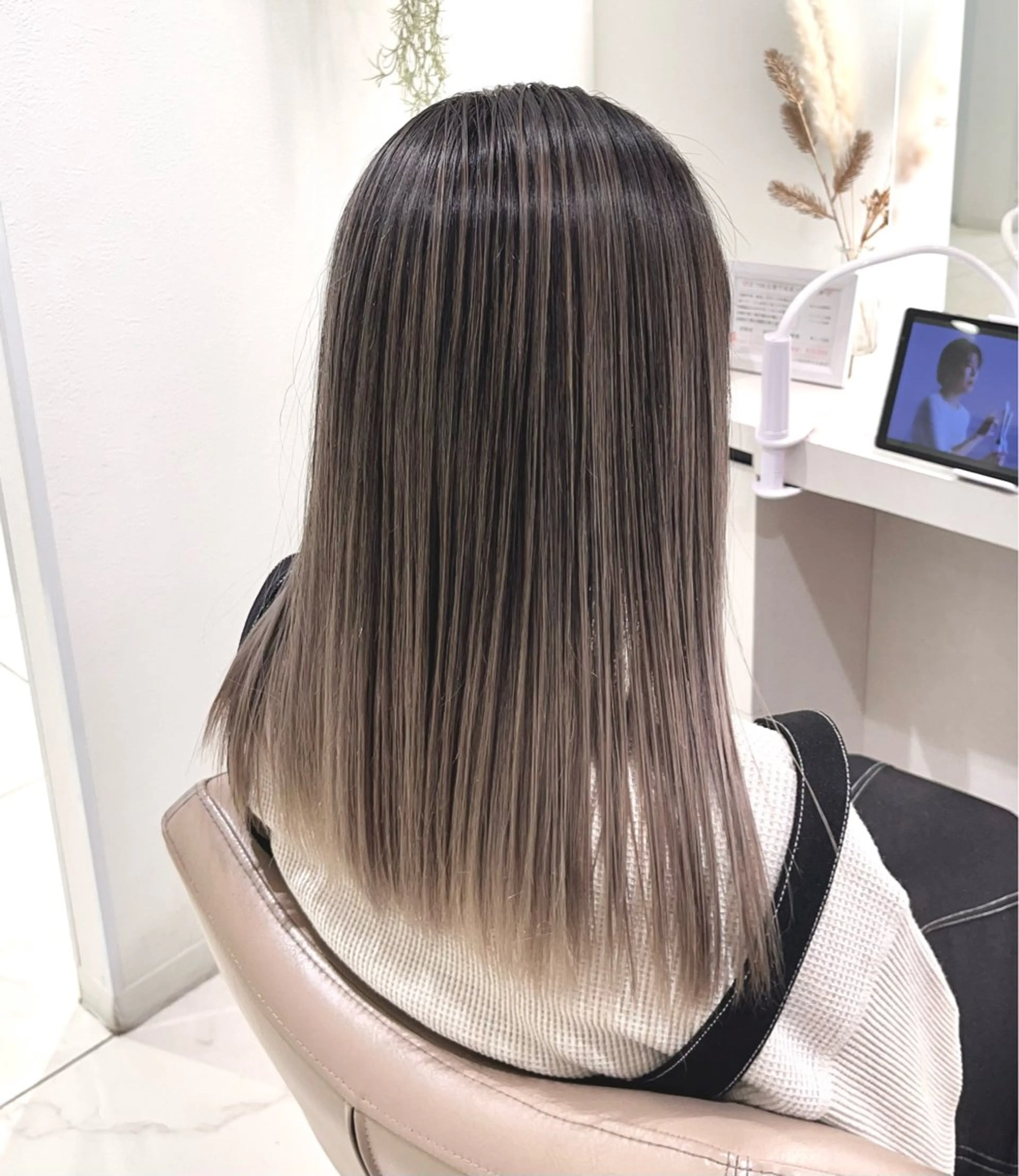 セミロング カラー バレイヤージュ ベージュカラー グレージュ ハイライトカラー ミルクティーベージュ ヘアカラー トリートメント 澤田 隆誠のヘアスタイル