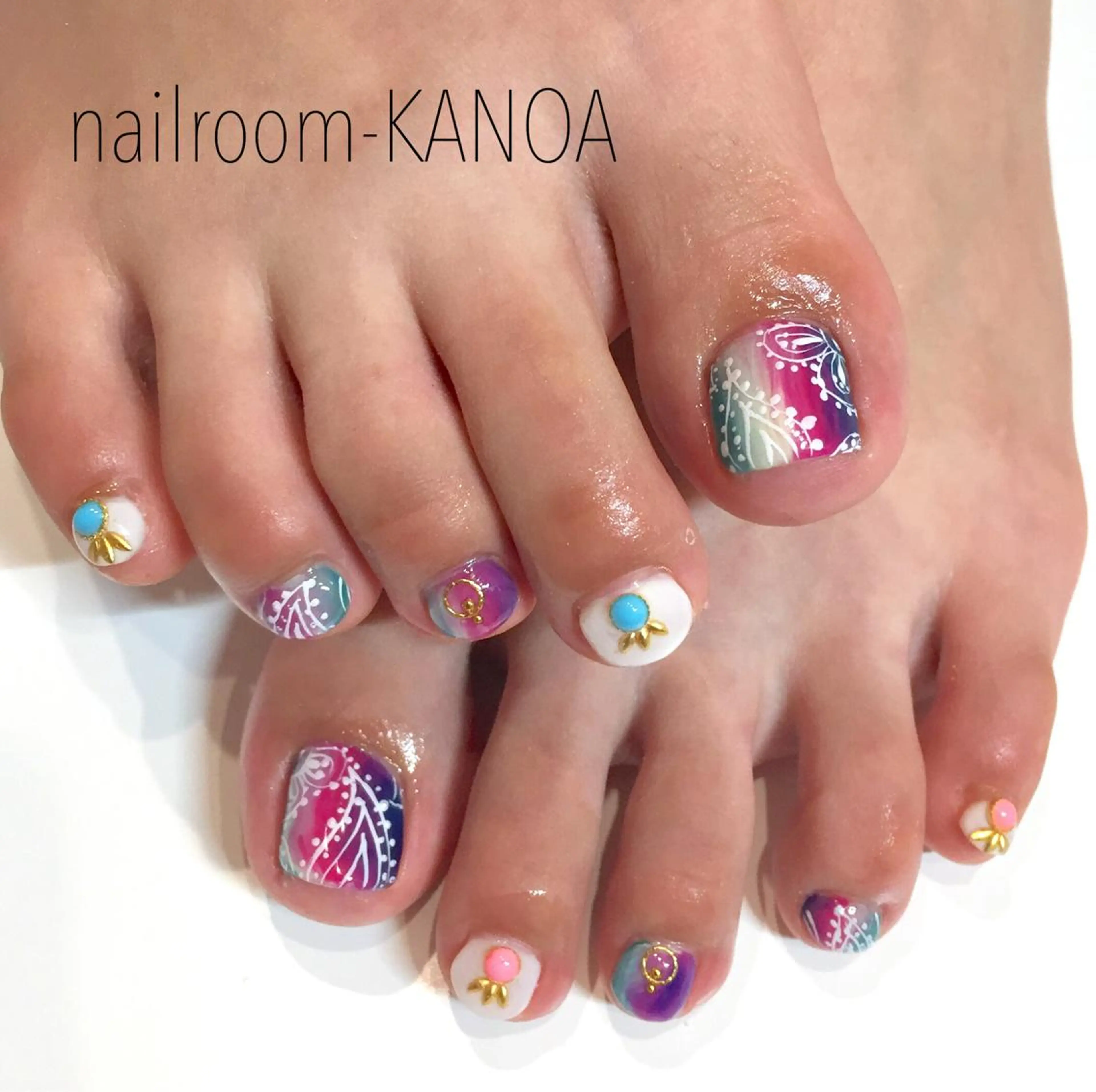 ショート ネイル フットネイル グラデーション nailroom- KANOAのネイルデザイン