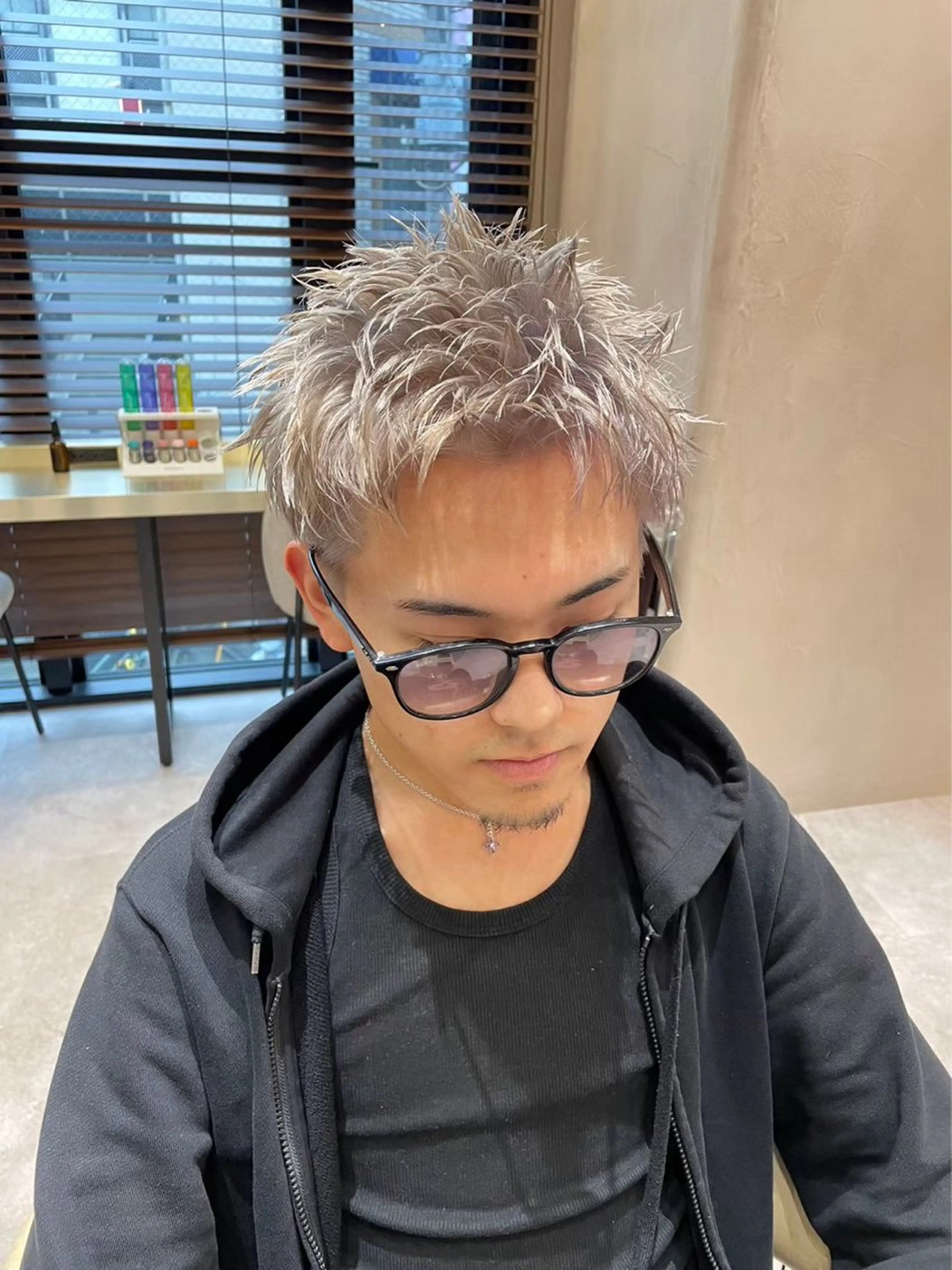 カラー メンズ メンズハイトーン ハイトーンカラー カット ヘアカラー トリートメント HAVANA所属・レイヤーカット 透明感カラーりきやのヘアスタイル