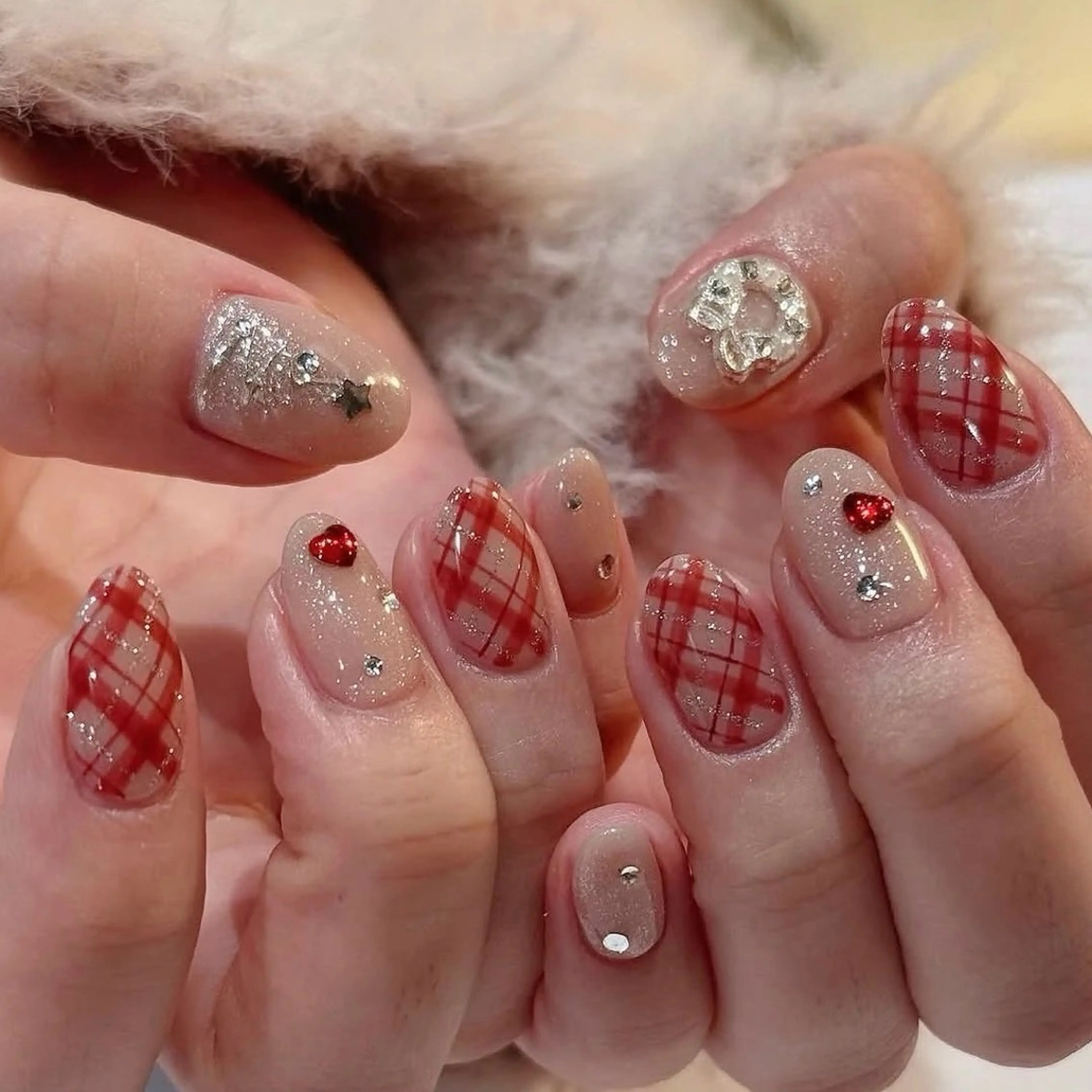 ネイル アートネイル ラメ(グリッター) 赤色 冬ネイル クリスマス ハンドネイル はなネイル所属・R_nail xixiのネイルデザイン