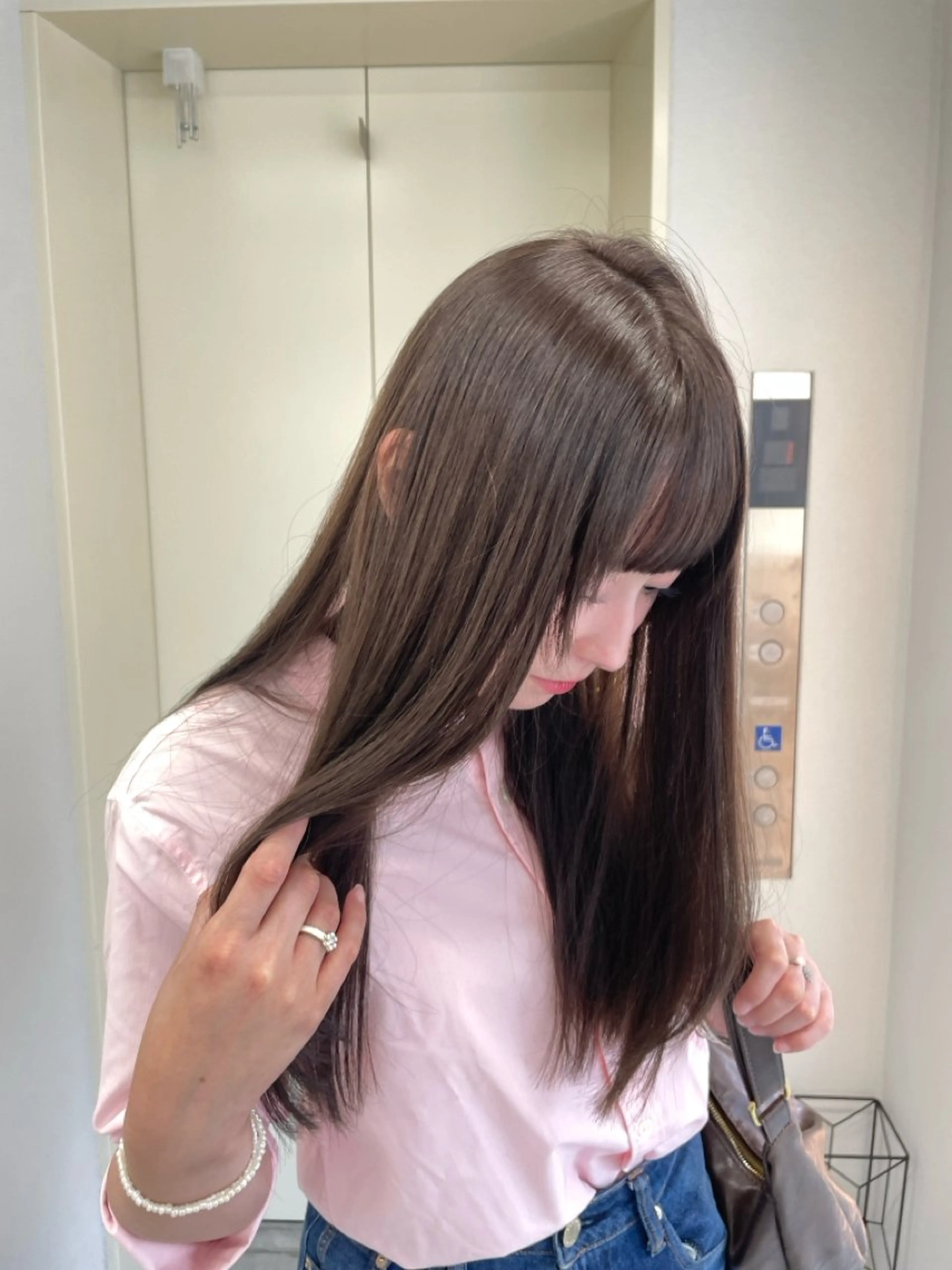 セミロング カット ヘアカラー aoi🤍 透明感カラーのヘアスタイル