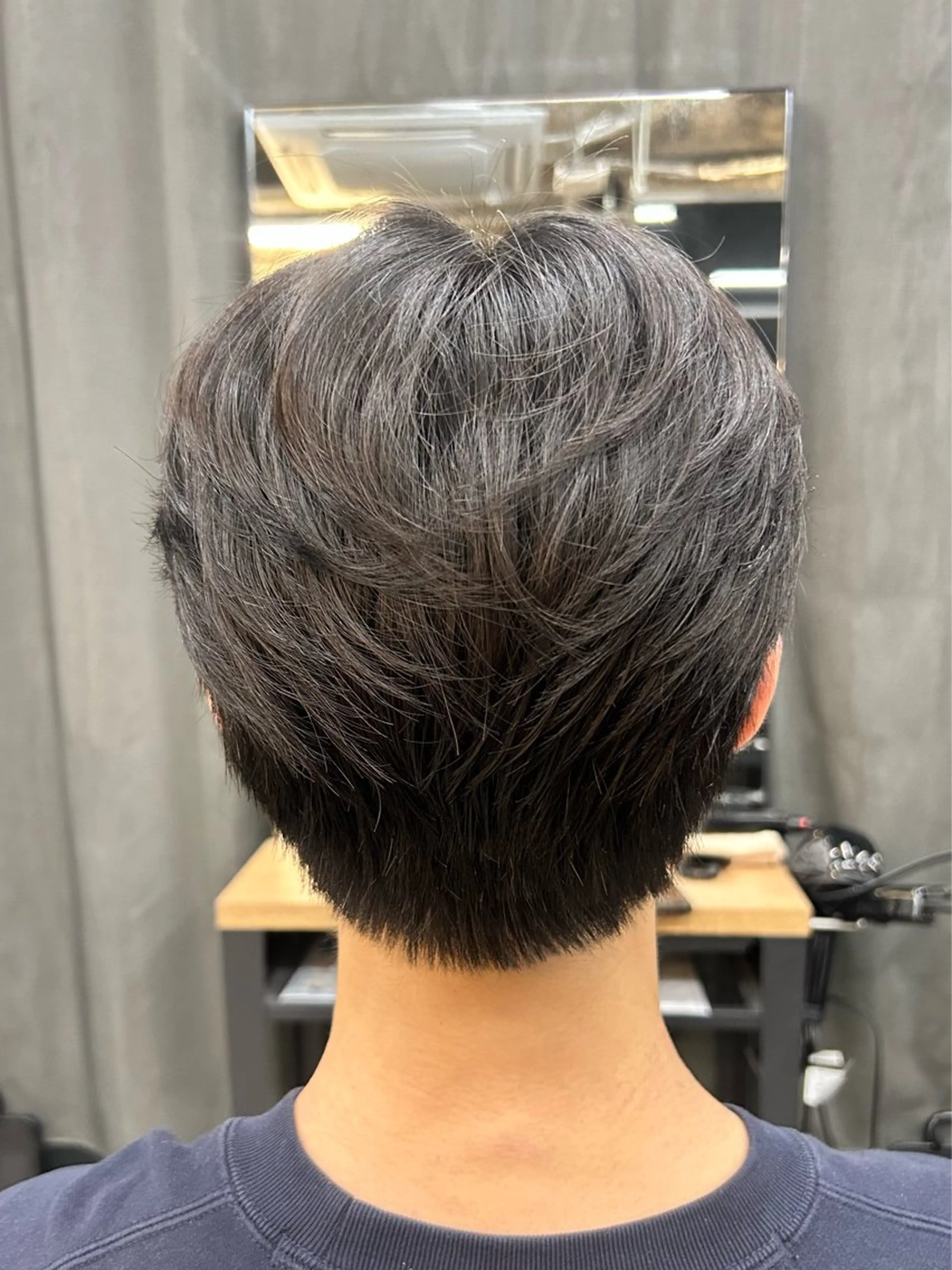 メンズ センターパート メンズ韓国風 刈り上げ 女性らしいモテヘア 韓国ヘアhikariのヘアスタイル