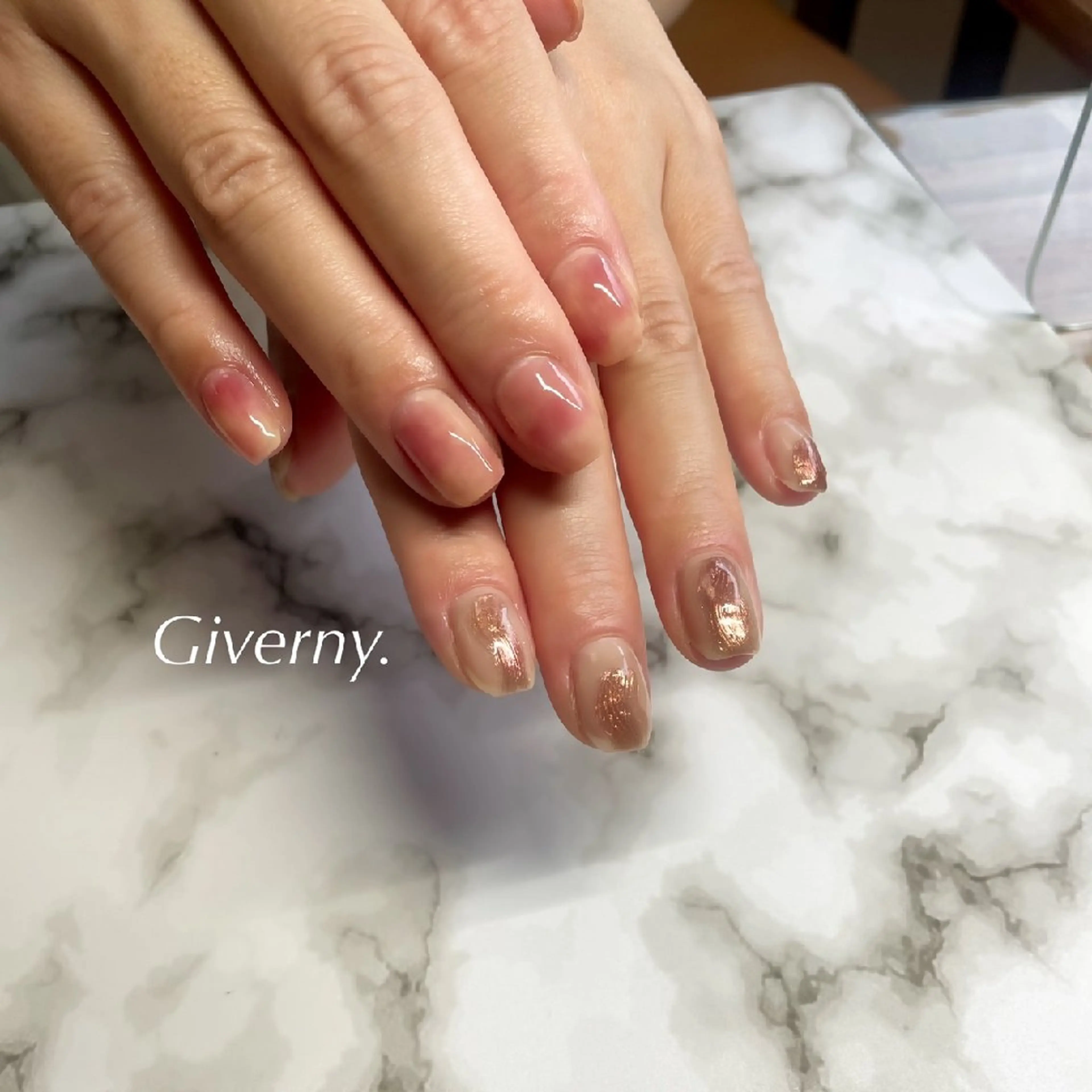 ネイル ミラーネイル ニュアンスネイル ハンドネイル Giverny .のネイルデザイン