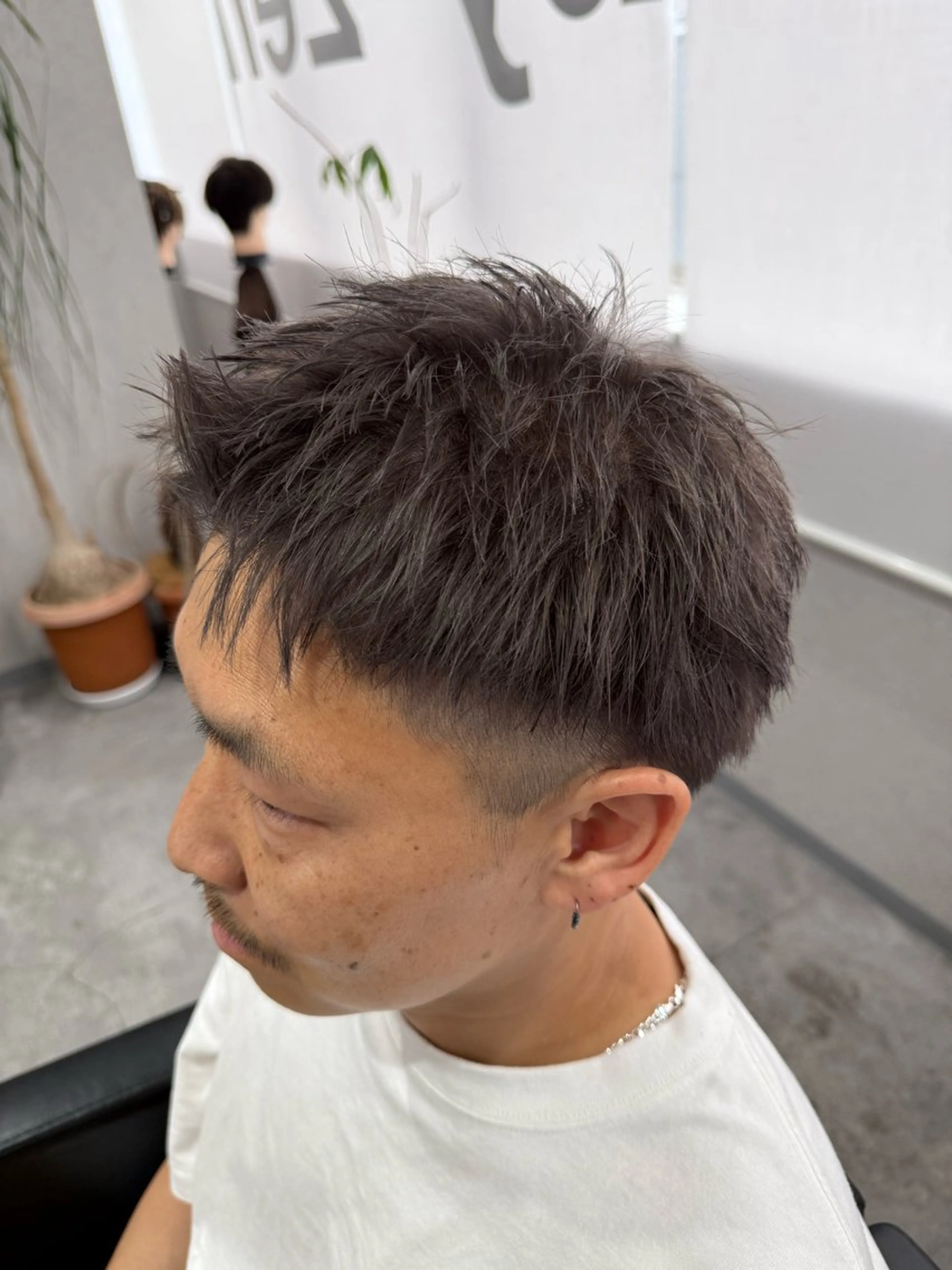 ショート カラー メンズ メンズハイトーン グレージュ ハイトーンカラー シルバー ヘアカラー ヘアセット BTECHbyZen山科所属・白石 海斗のヘアスタイル