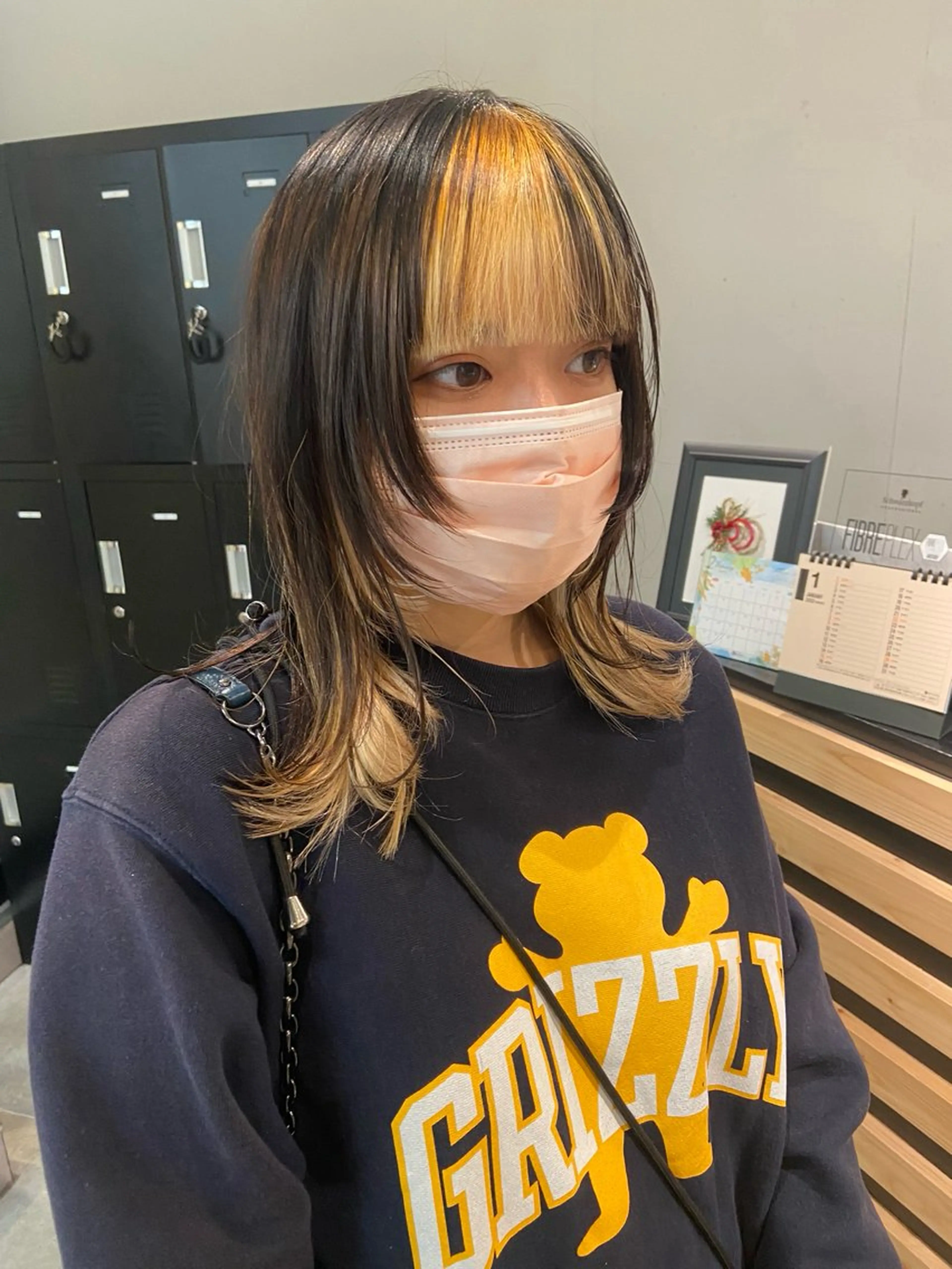 ミディアム カラー ブリーチ デザインカラー 顔まわりレイヤー レイヤーカット ウルフカット カット ヘアカラー トリートメント AILEE所属・ウルフカット レイヤーカット上柿のヘアスタイル