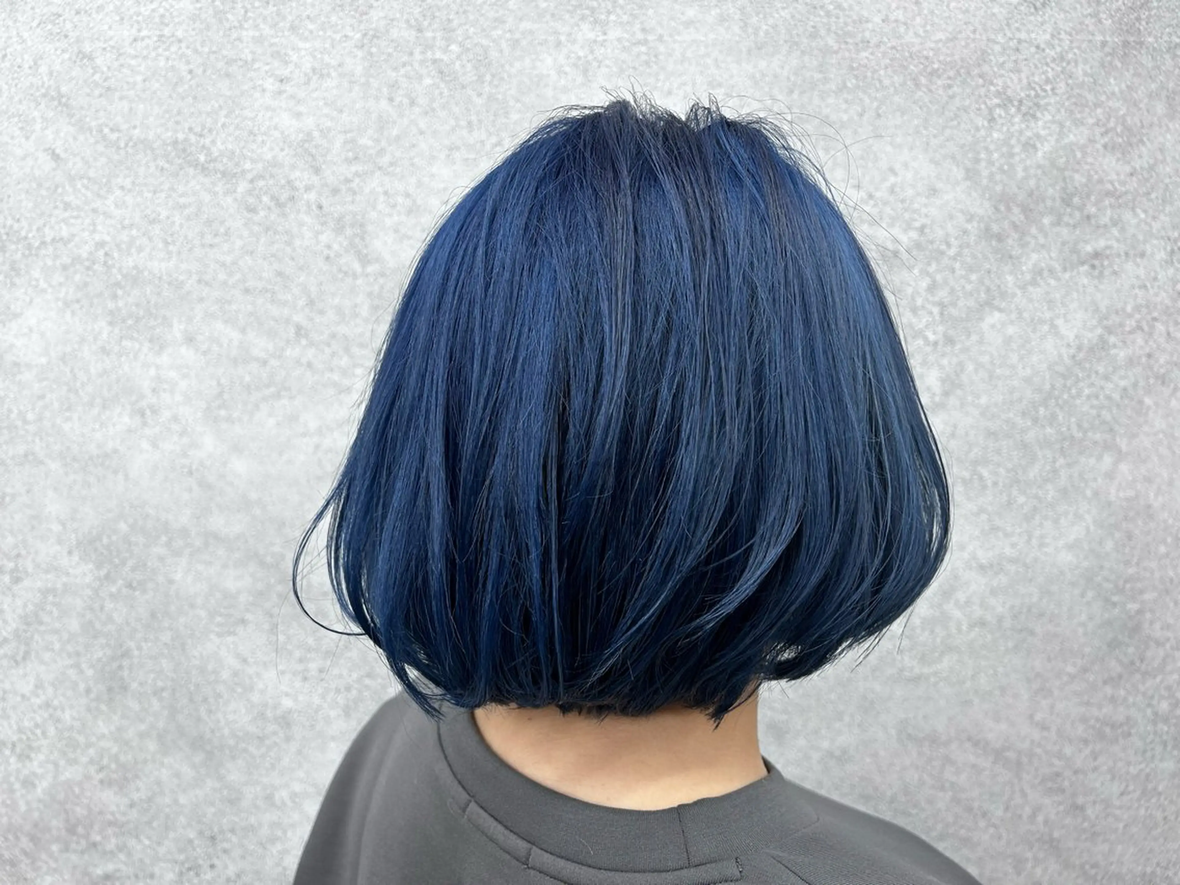 ショート カラー ブリーチ ブルーカラー ケアブリーチ レッドカラー ボブ 透明感カラー &ハイトーンカラーのヘアスタイル