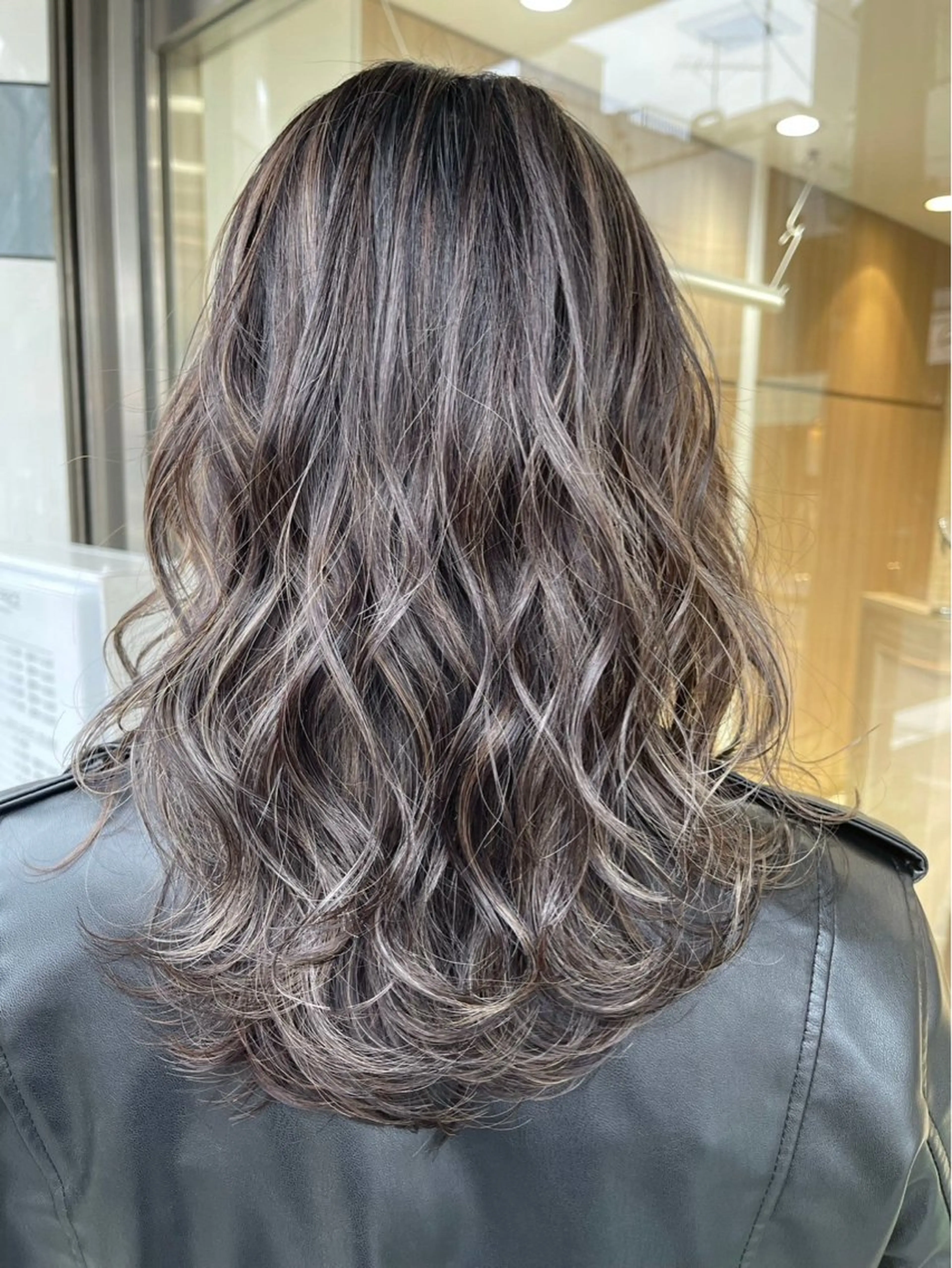 セミロング カラー 柿崎 浩美のヘアスタイル