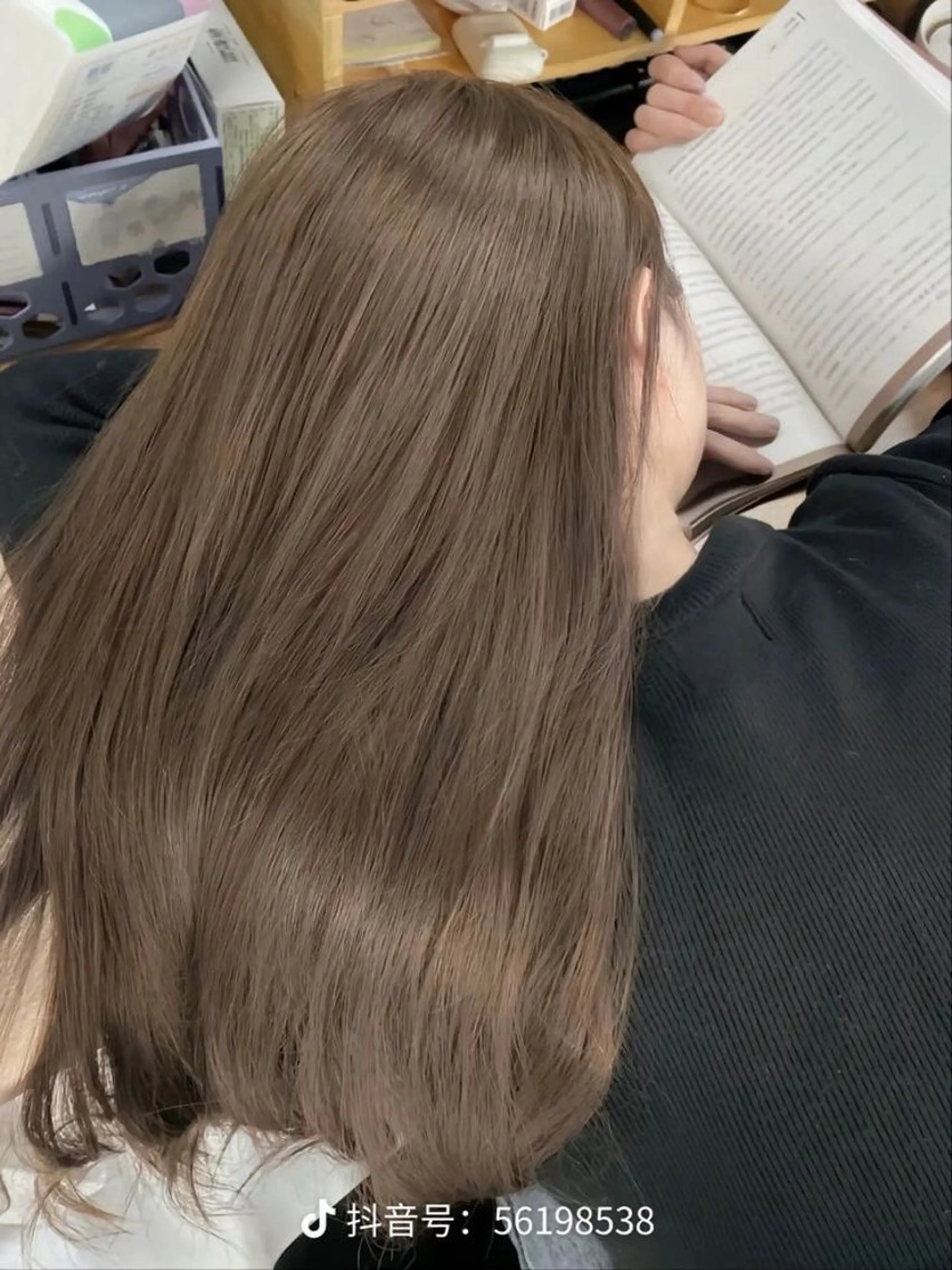 ロング カラー カット ヘアカラー ブリーチなし 寒色カラーのヘアスタイル