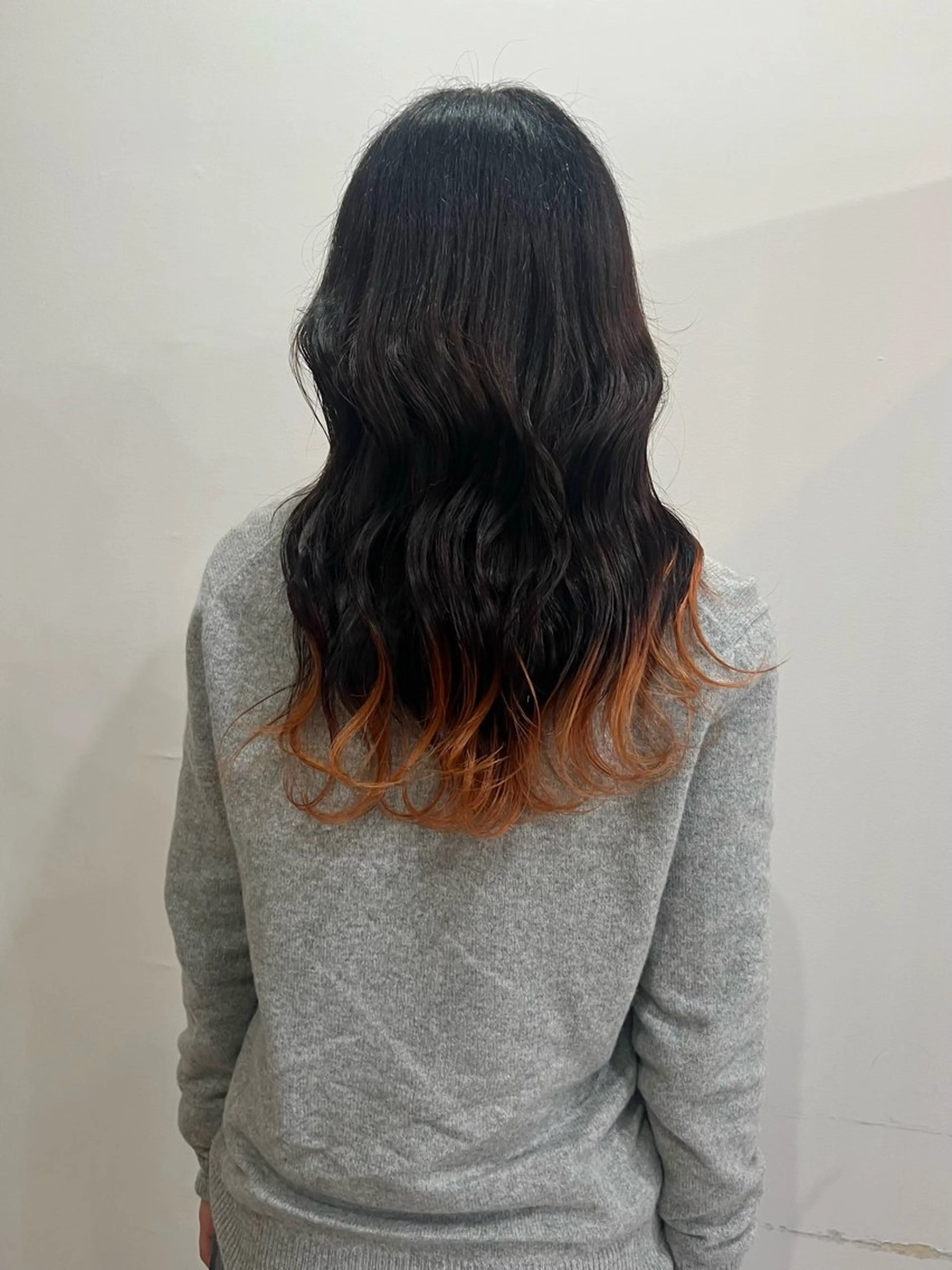 ロング カラー ブリーチ オレンジ ヘアカラー 切りっぱなしボブ/ ブリーチカラー/大塚のヘアスタイル