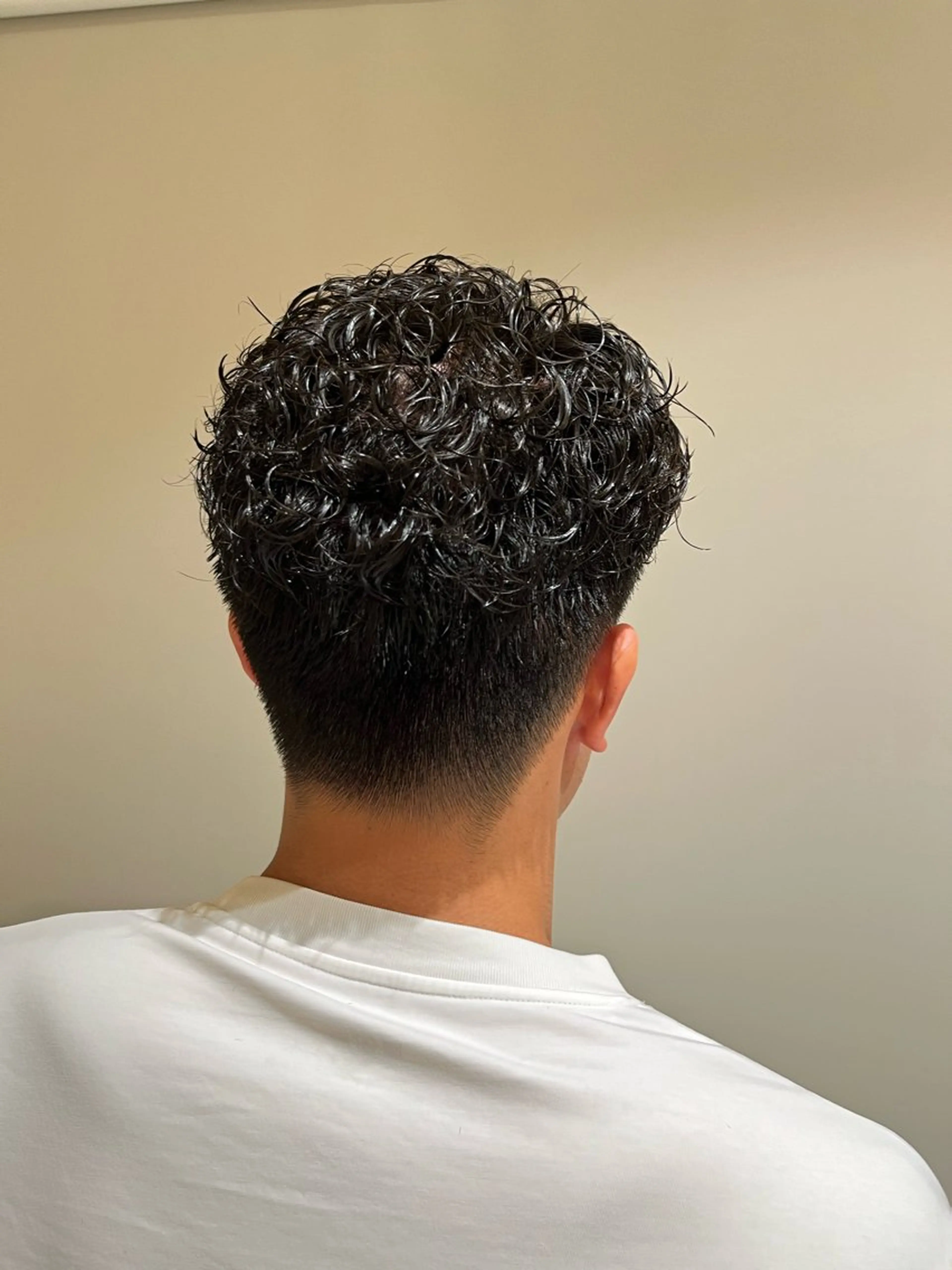 パーマ メンズ メンズパーマ 刈り上げ 横川 千亜希のヘアスタイル