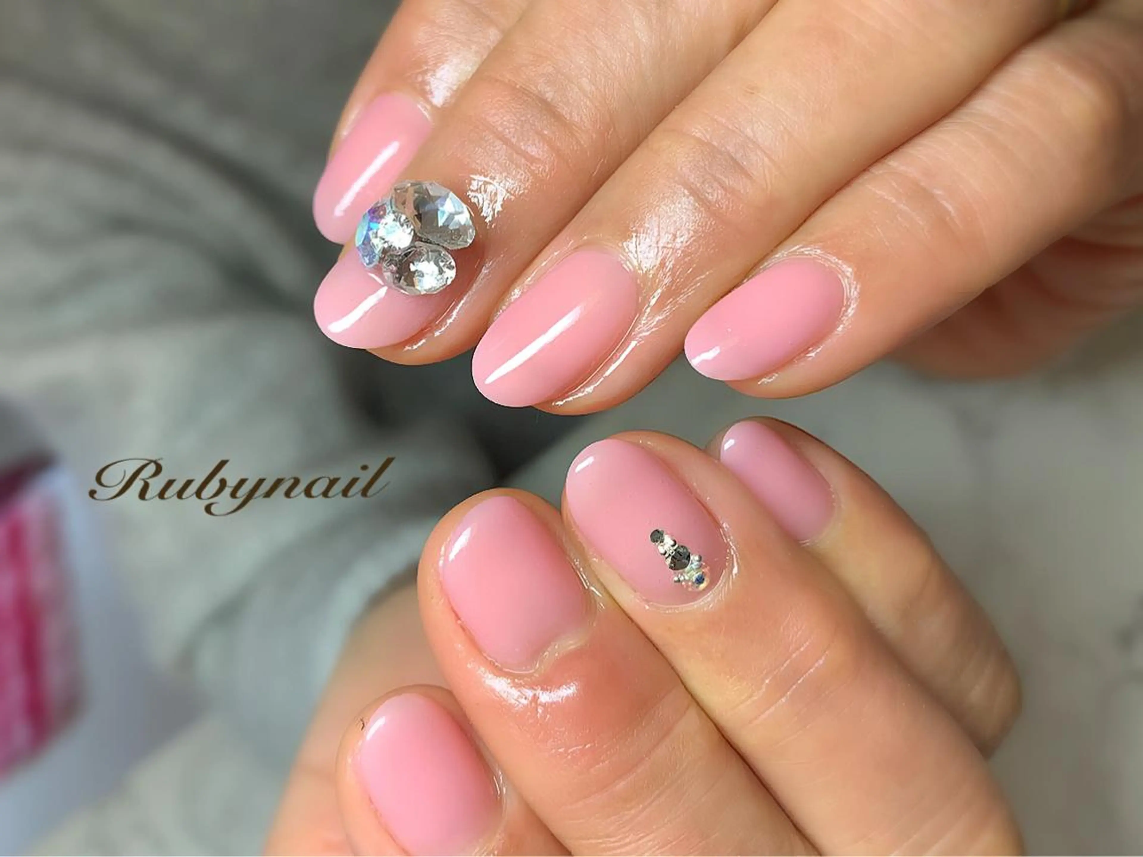 ネイル キラキラネイル ワンカラーネイル ストーンネイル Rubynail所属・プライベートサロン Rubynailのネイルデザイン