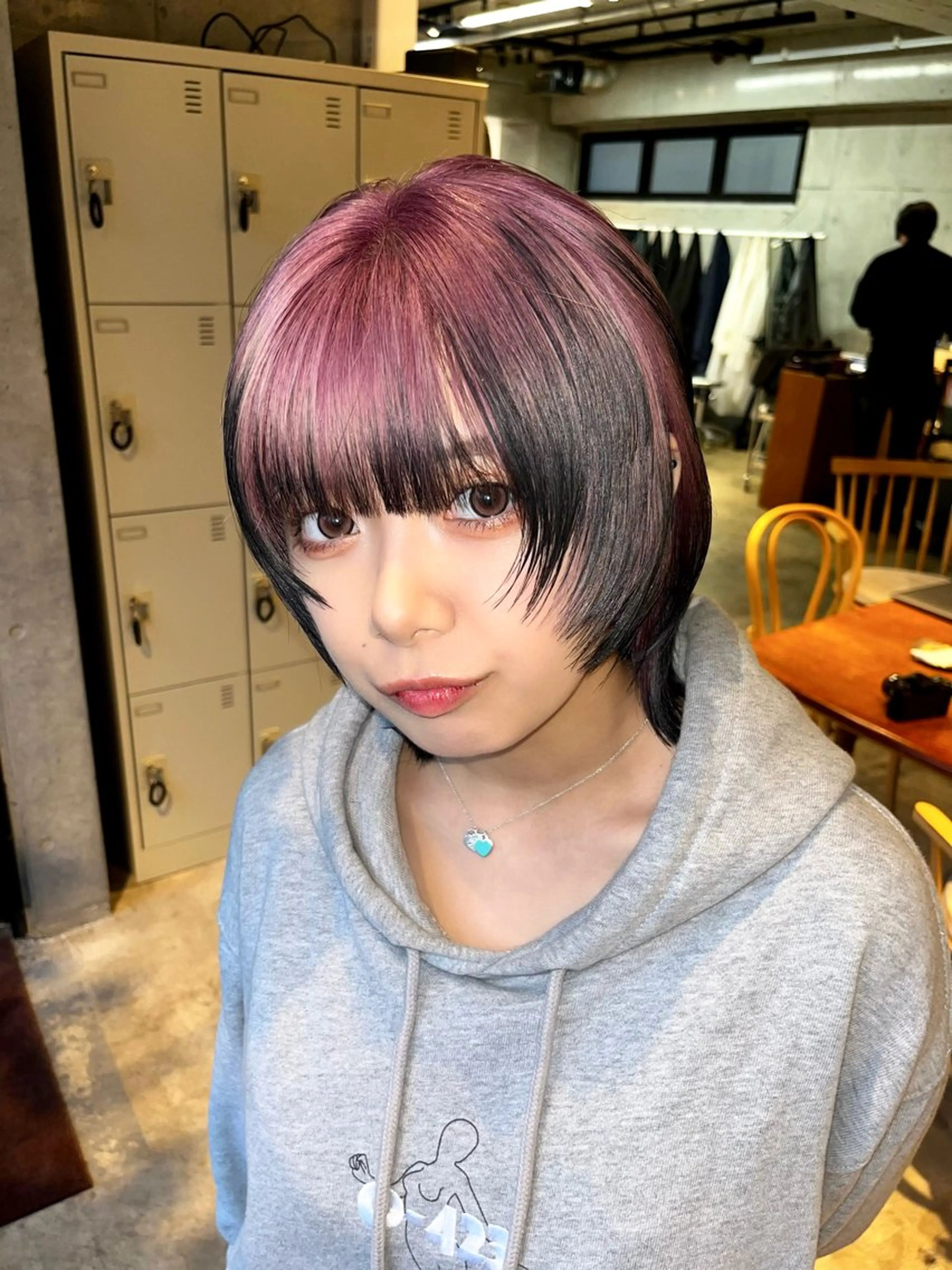 カラー ウルフとハイトーン オタク美容師のユウトのヘアスタイル