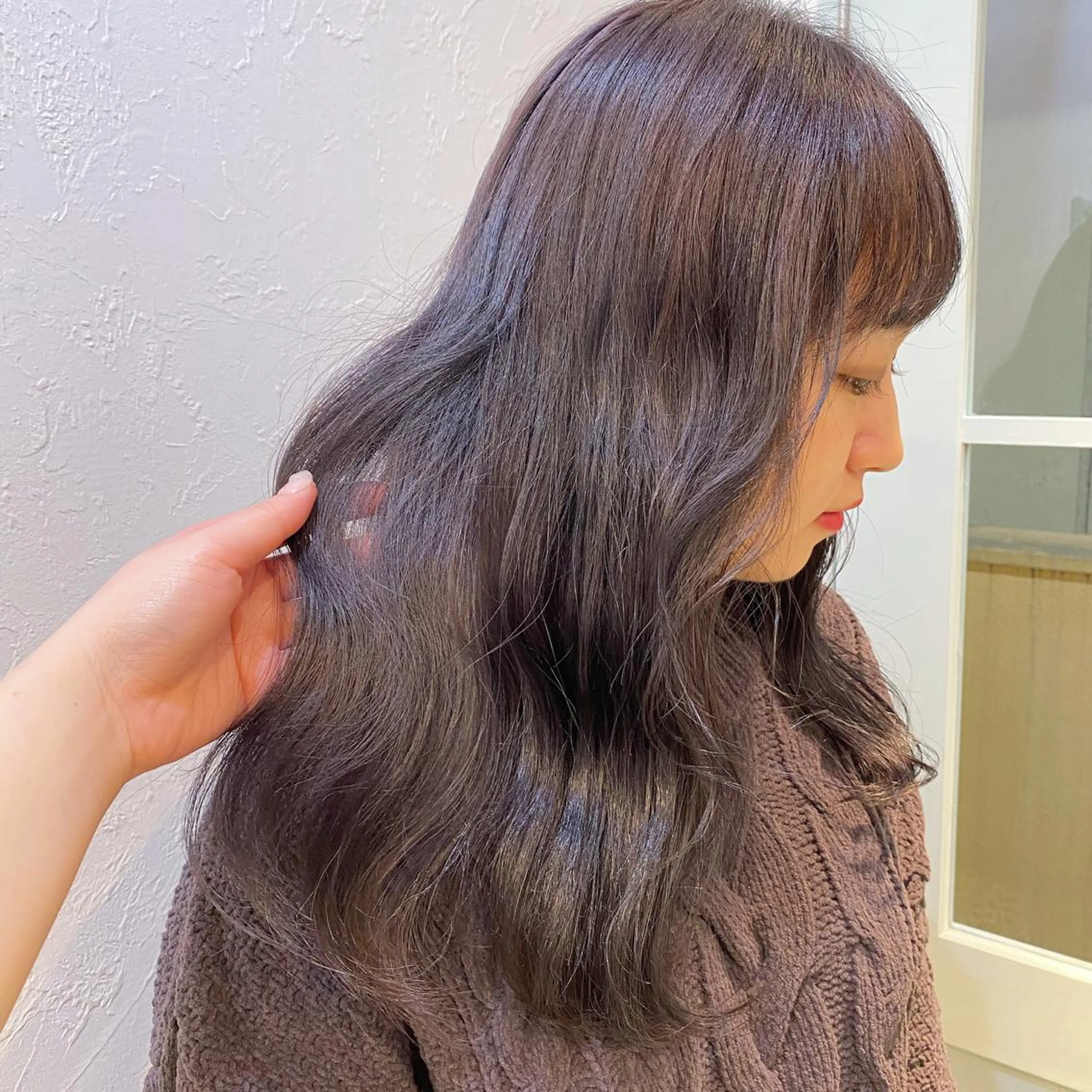 ロング ブリーチなしカラー レイヤーカットのヘアスタイル