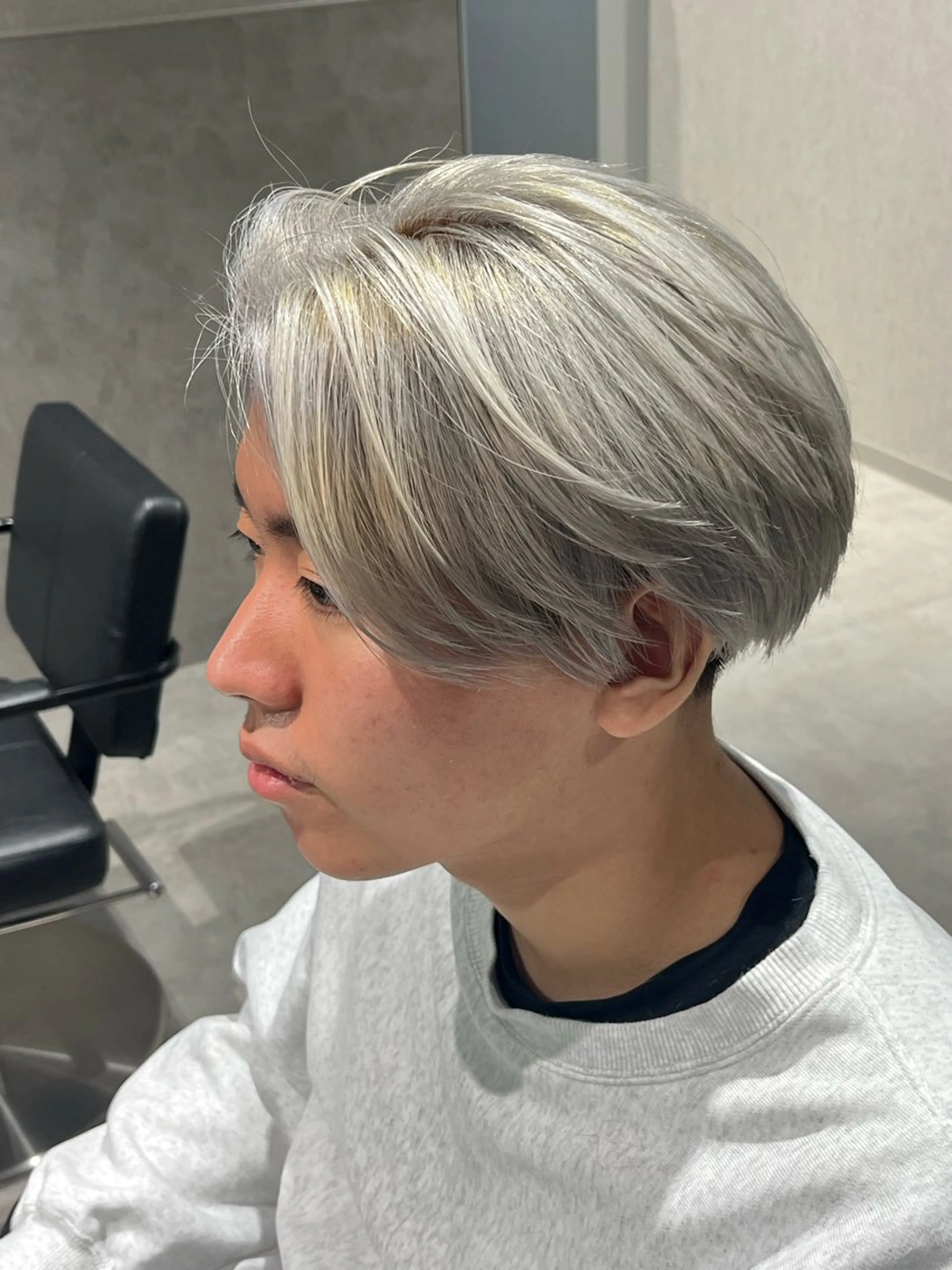 ショート カラー メンズ センターパート マッシュ ベージュカラー シルバー シルバーベージュ カット ヘアカラー トリートメント メンズ縮毛矯正🦊ハ イトーン　RYOKAのヘアスタイル