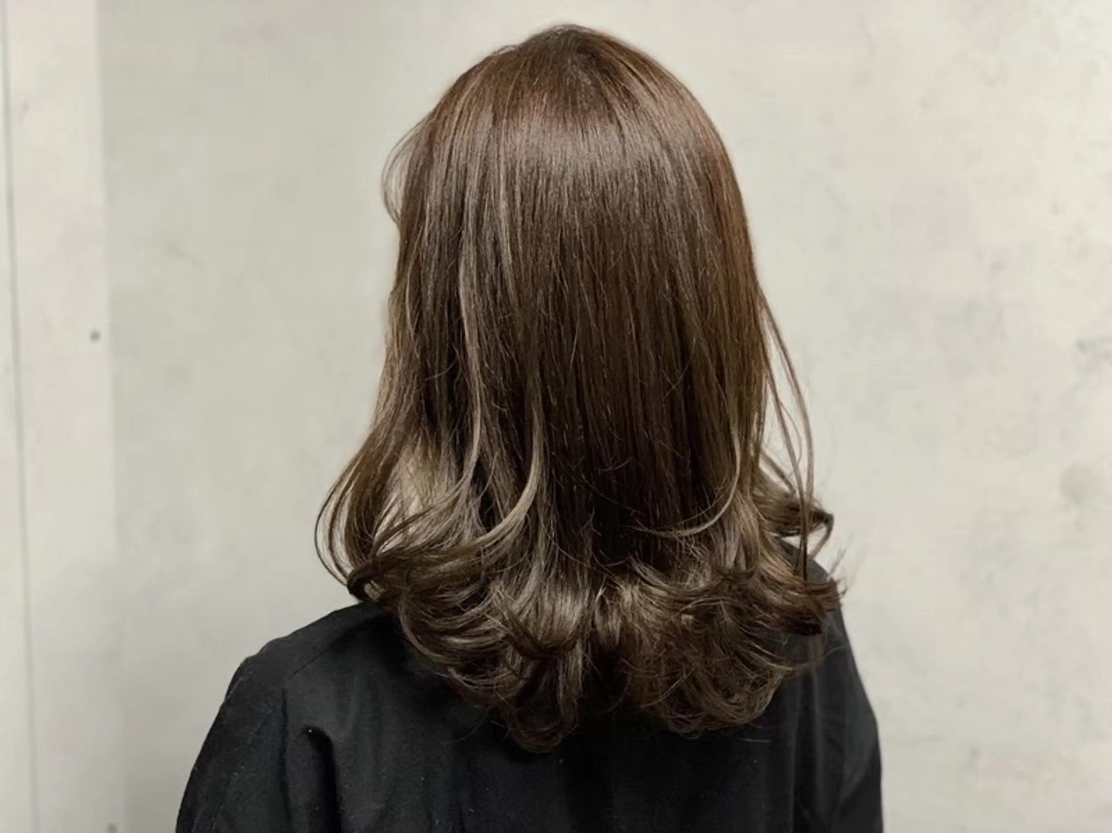 セミロング カラー 亀井 結夏のヘアスタイル