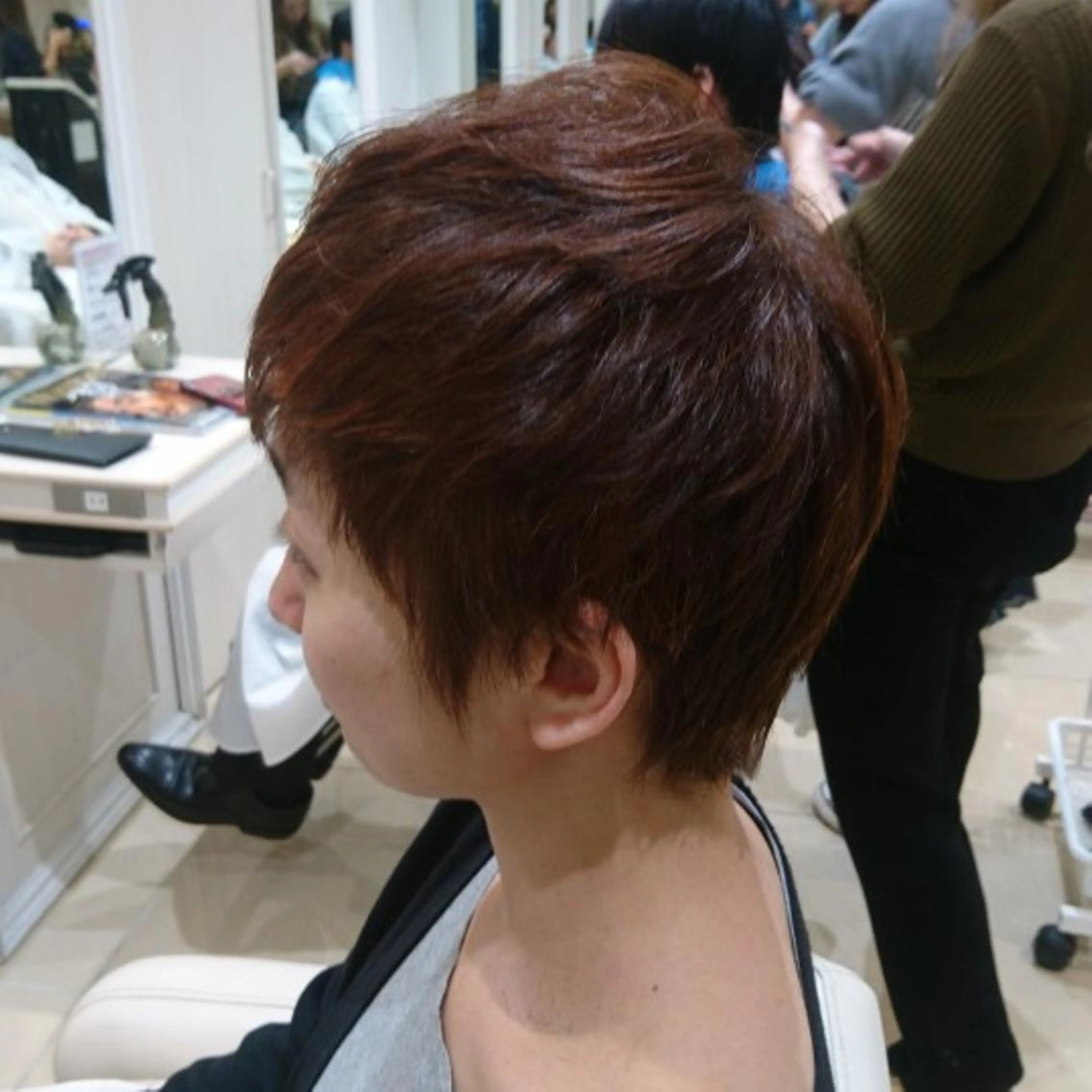 ショート カラー ベージュカラー コーラルベージュ イルミナカラー 社内カット講師・店長 菅原賢一のヘアスタイル