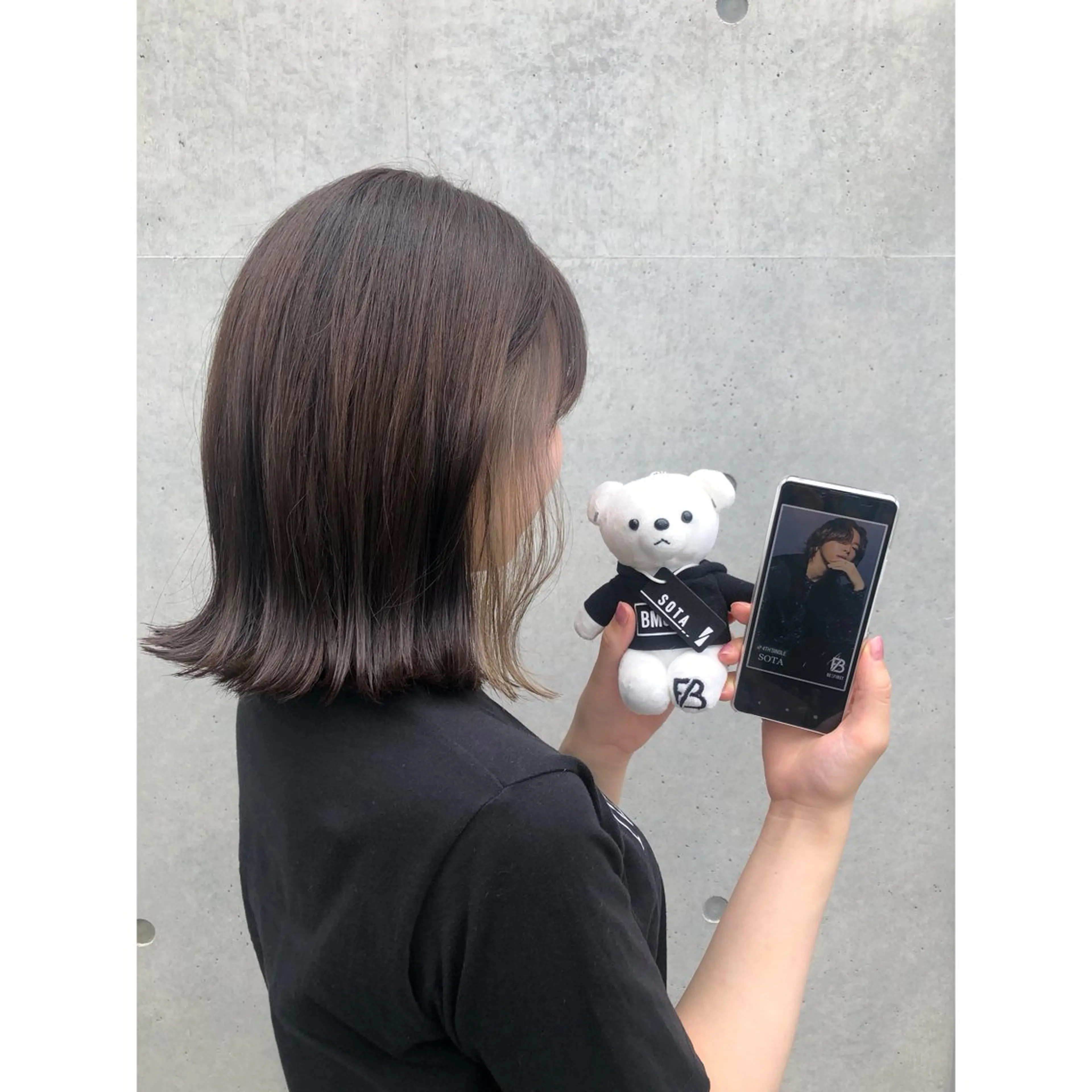 ミディアム カラー ベージュカラー ブリーチ 透明感カラー イヤリングカラー ミルクティーベージュ 推しカラー✨ オタク美容師ユウカのヘアスタイル