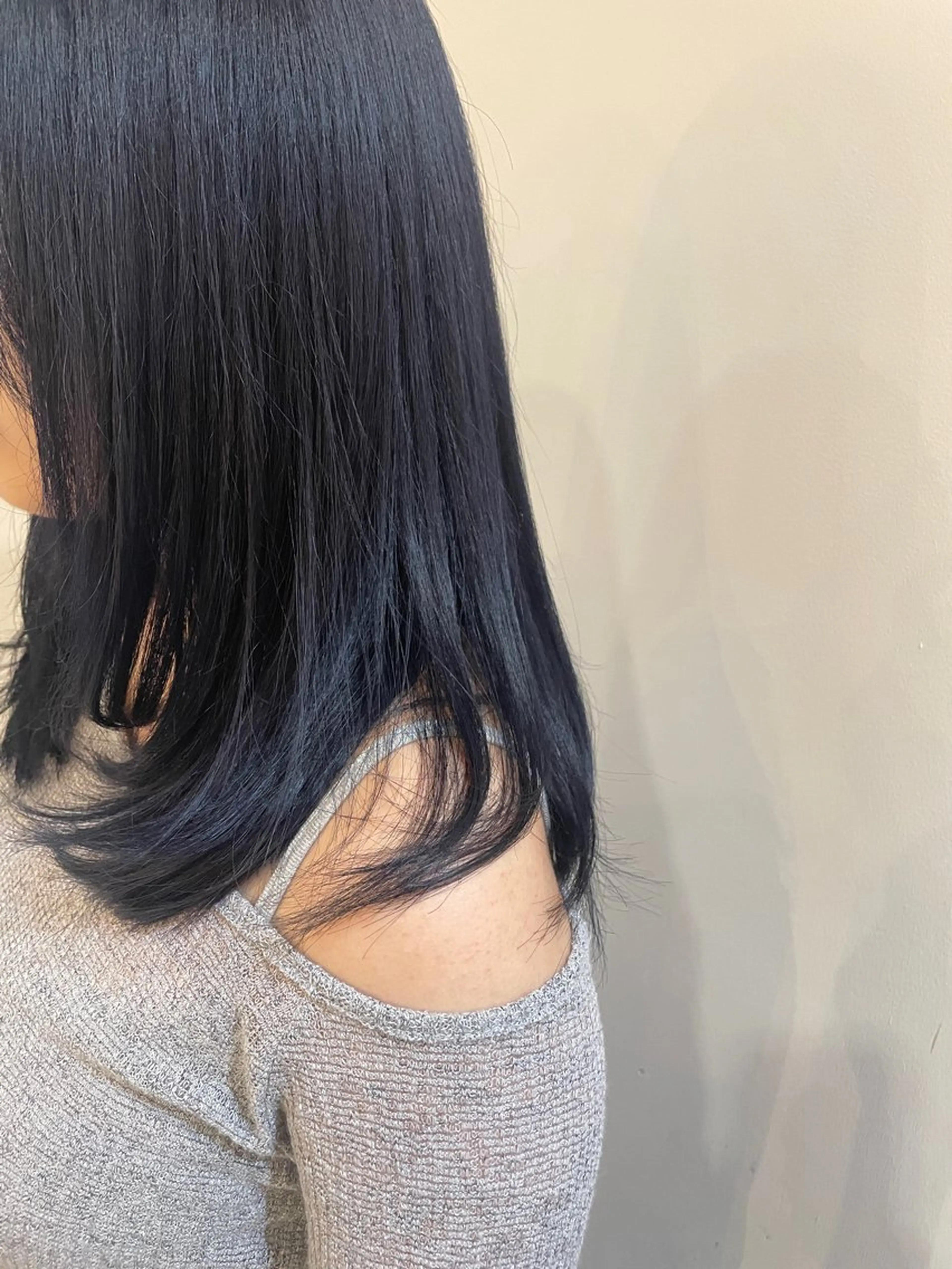 ミディアム カラー 黒髪 ブルーカラー ブルーブラック ブリーチ募集中/ りののヘアスタイル