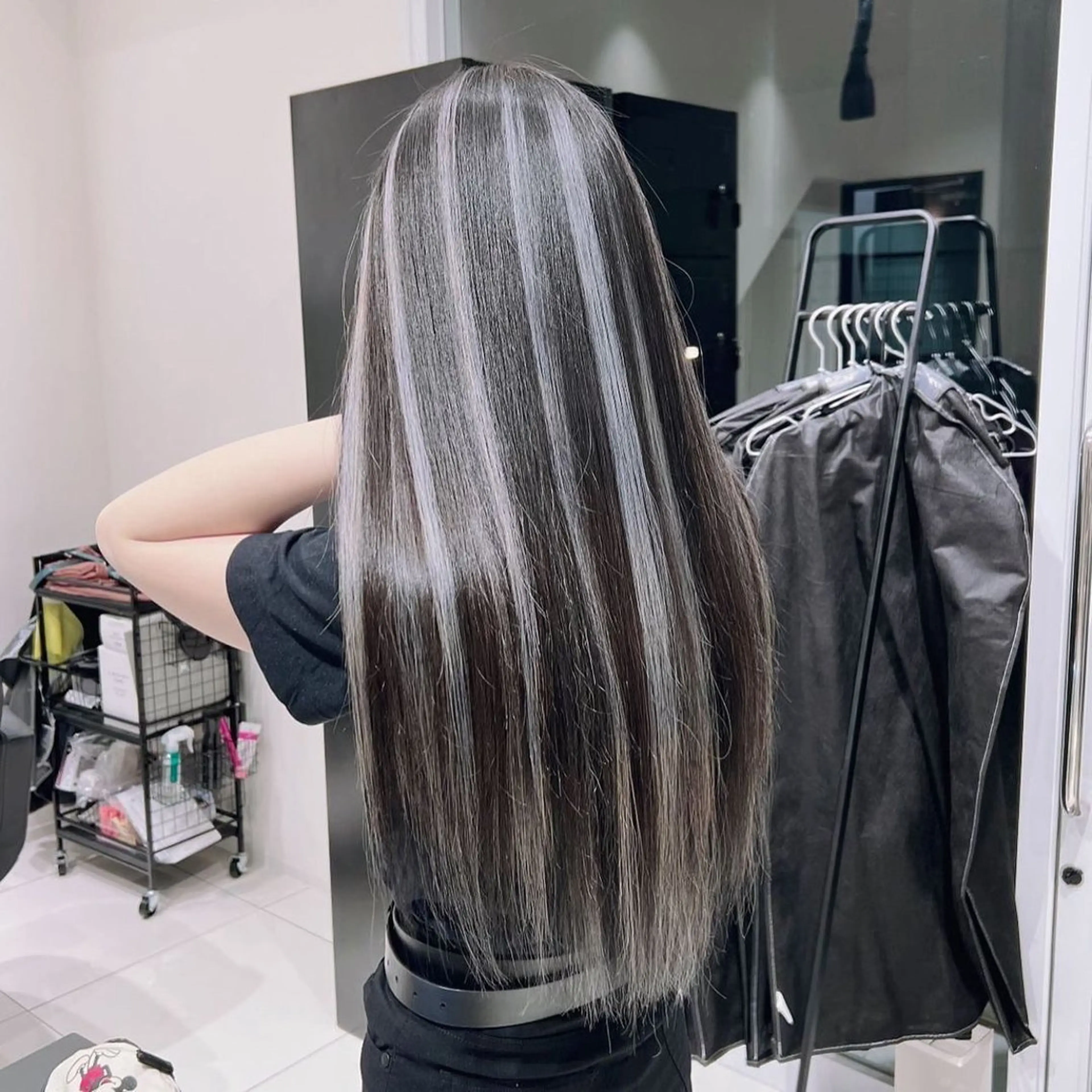 ロング カラー ハイライトカラー ハイライト ヘアカラー オフホワイトアンドなんば所属・福西 洋斗のヘアスタイル