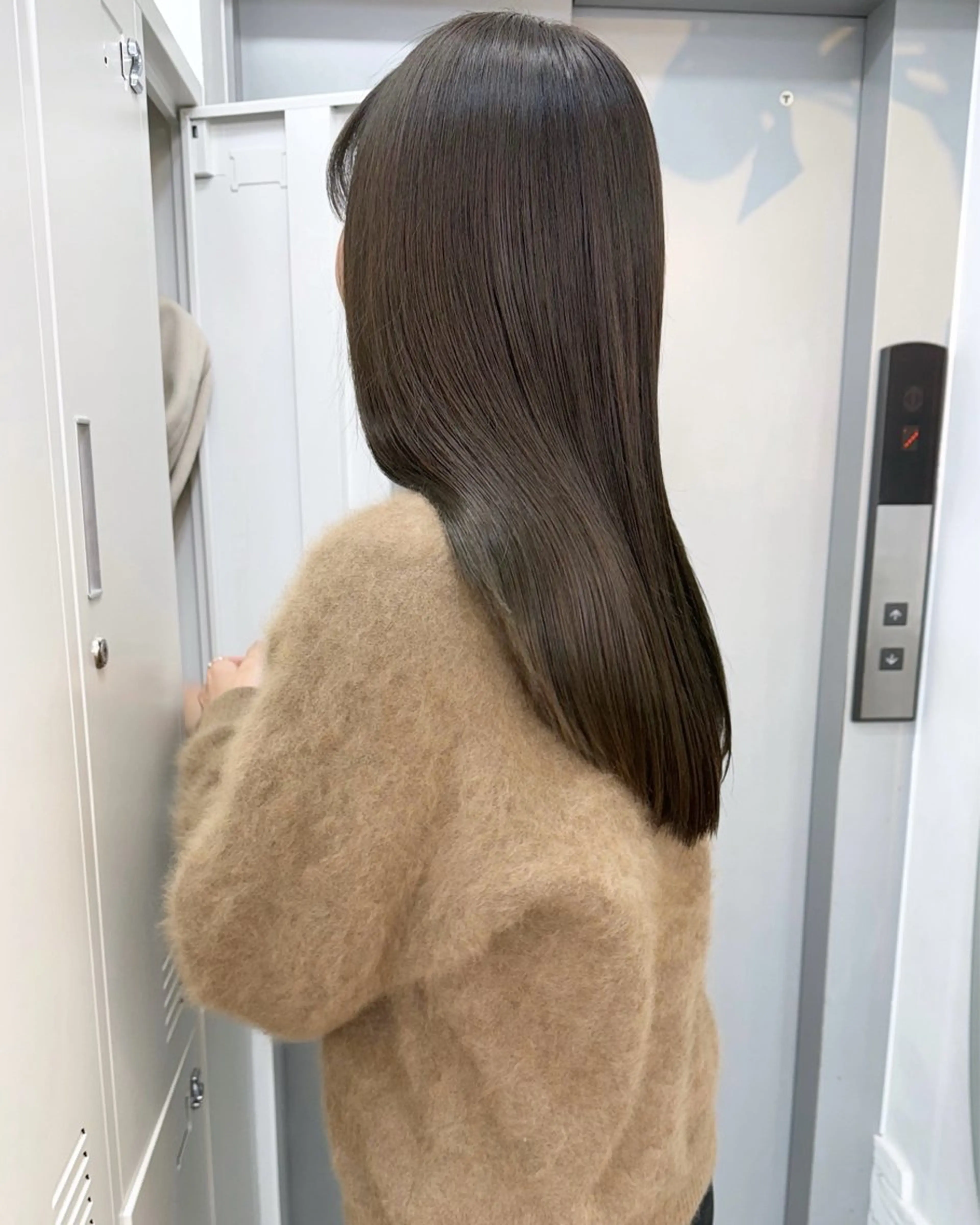 ロング カラー グレージュ イルミナカラー オリーブグレージュ オリーブグレー トリートメント カット ヘアカラー トリートメント あおやぎ ななのヘアスタイル