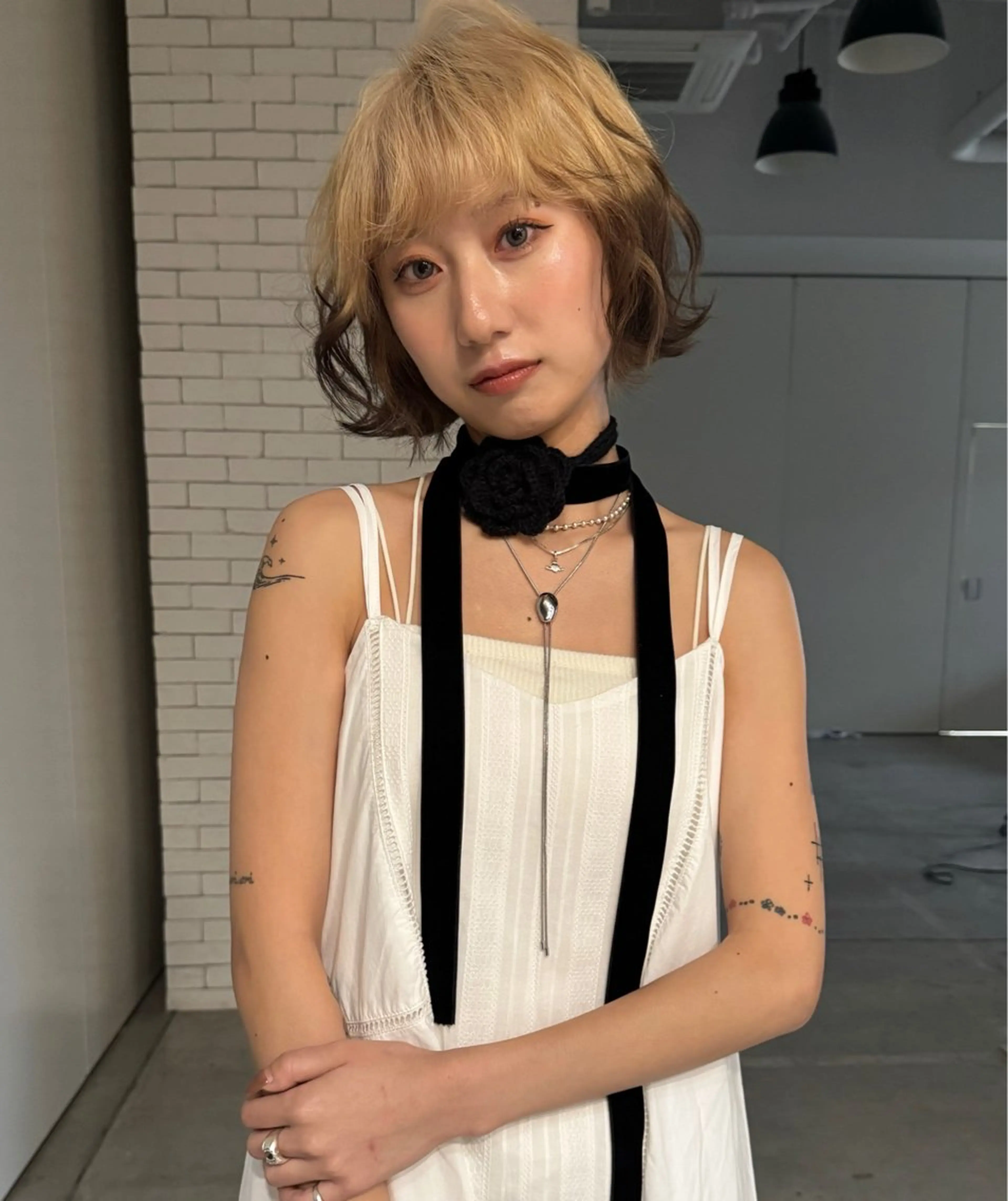 ミディアム カラー ベージュカラー ブリーチ ブロンド ケアブリーチ デザインカラー ヘアカラー トリートメント MIU/ルーツカラー ボブ/顔周りレイヤーのヘアスタイル