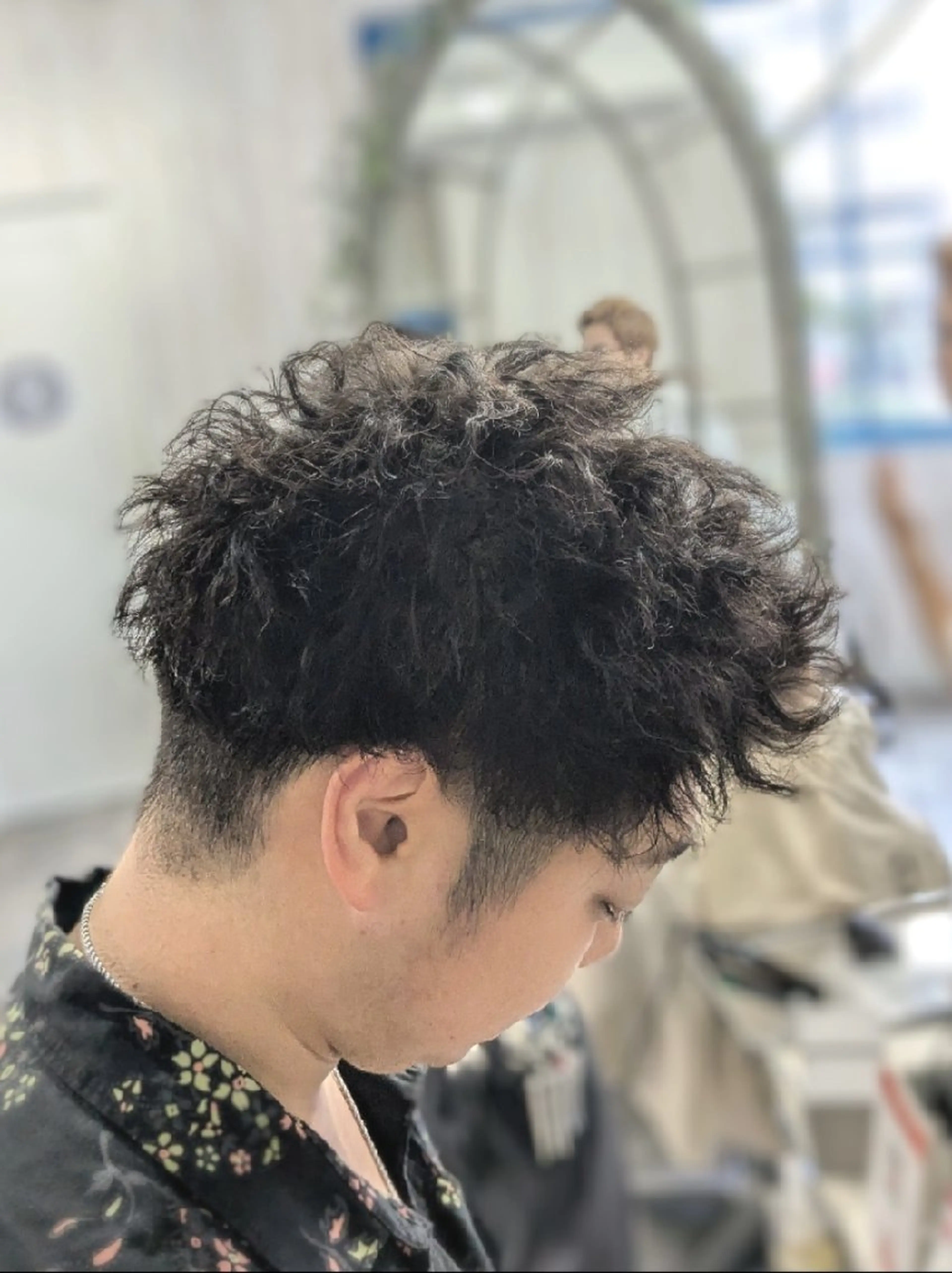 メンズ パーマ アップバング センターパート フェードカット メンズ韓国風 韓国マッシュ カット パーマ トリートメント メンズパーマ/顔周り レイヤーボブえのもとのヘアスタイル