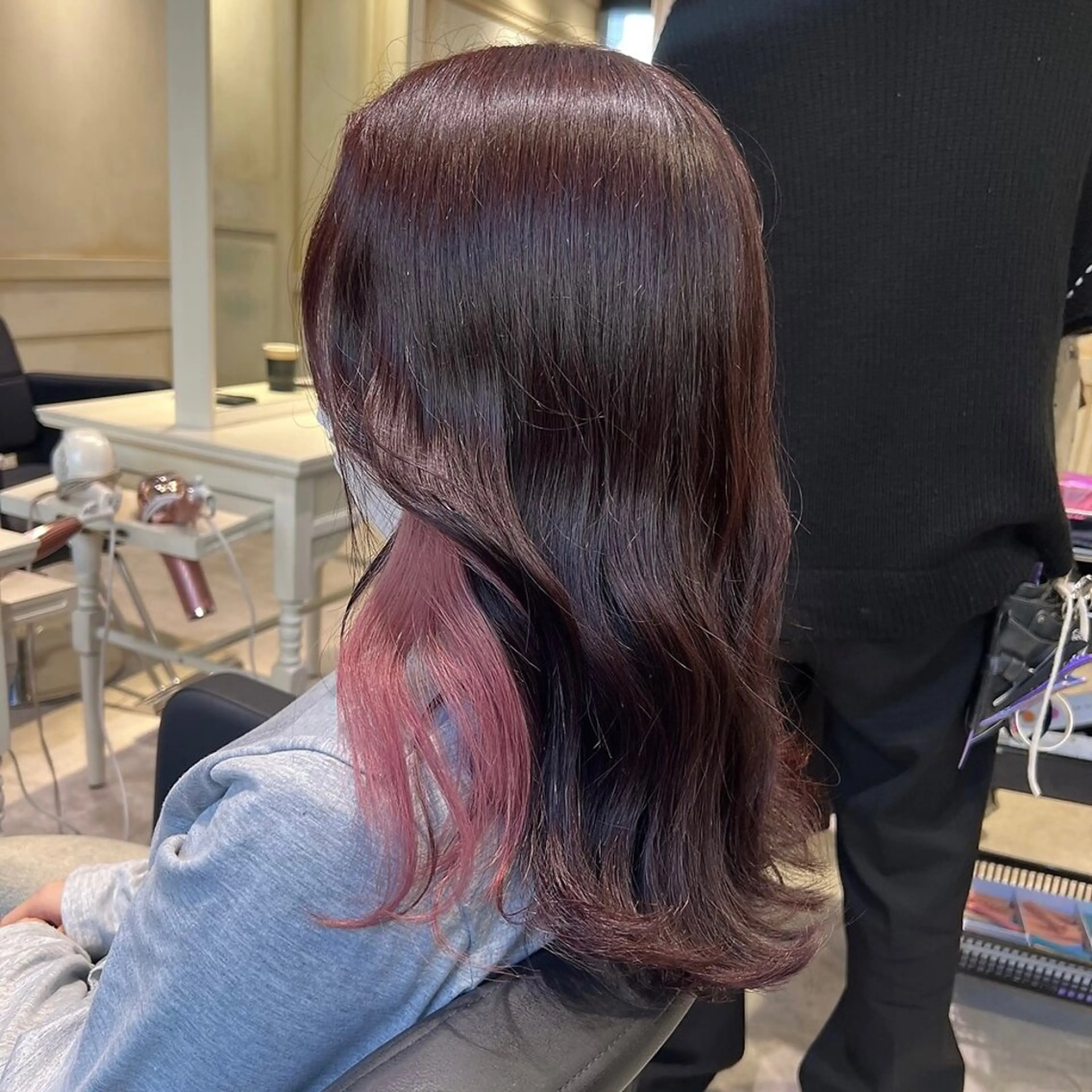 ロング カラー ブリーチ イヤリングカラー ハイトーンカラー インナーカラー ピンクカラー 💖ブリーチ/暖色 𝐘𝐮𝐢💖のヘアスタイル