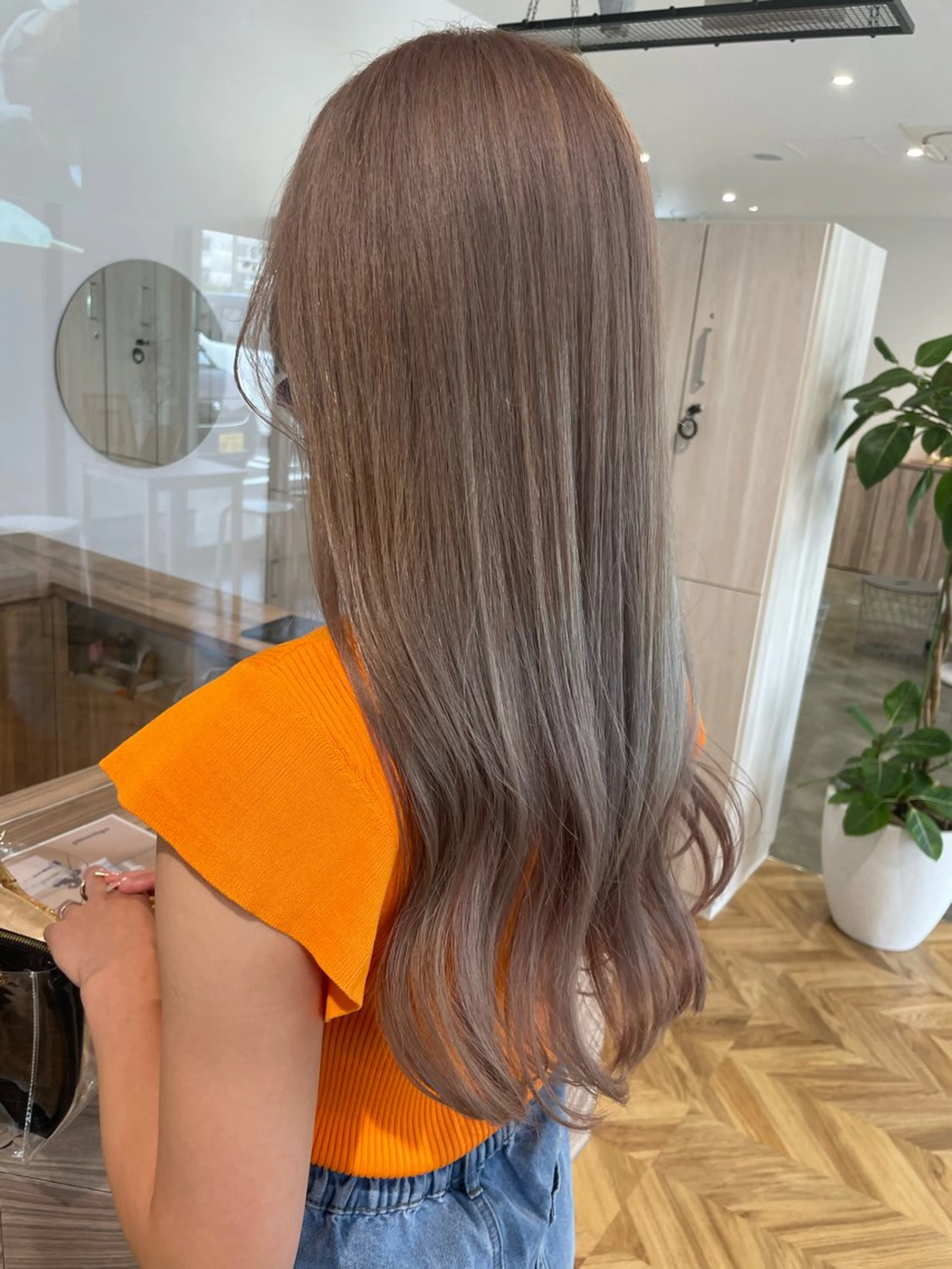 ロング カラー ベージュカラー ブリーチ ミルクティーベージュ 透明感カラー🥣 yukihoのヘアスタイル