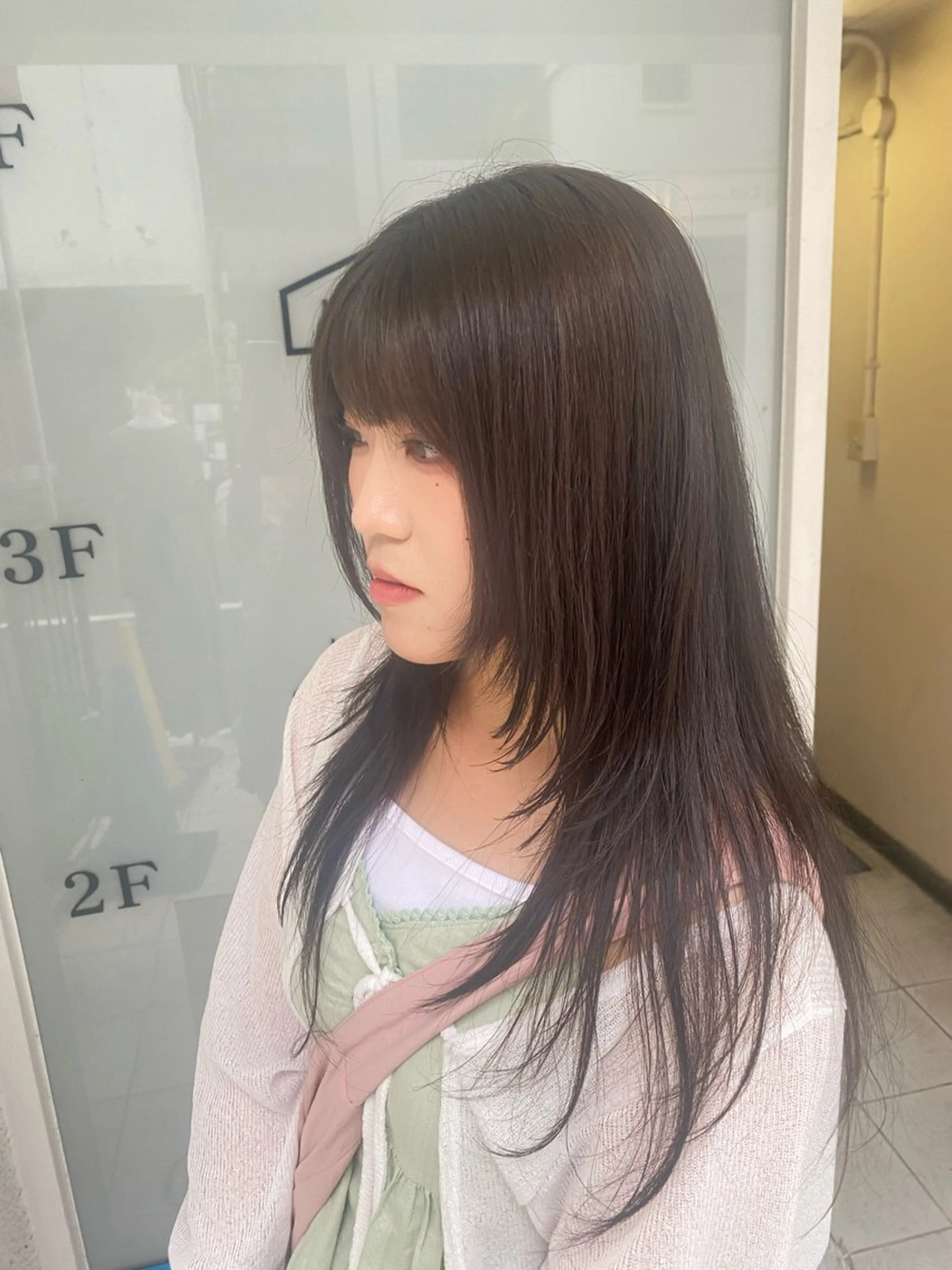 ロング カラー ベージュカラー オリーブベージュ カット ヘアカラー トリートメント ヒガシ サヨのヘアスタイル