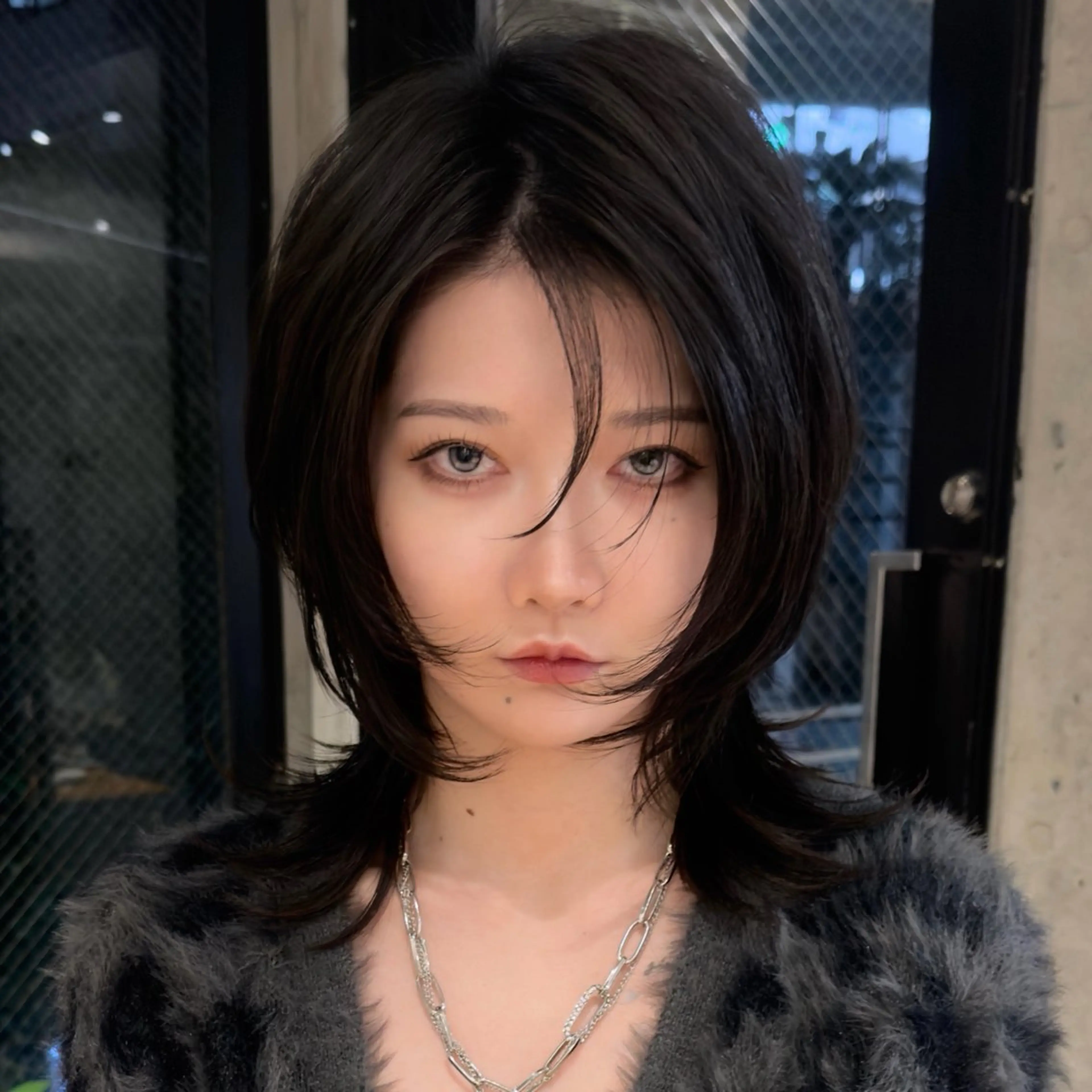 ミディアム ウルフとデザイン カラーの神のヘアスタイル