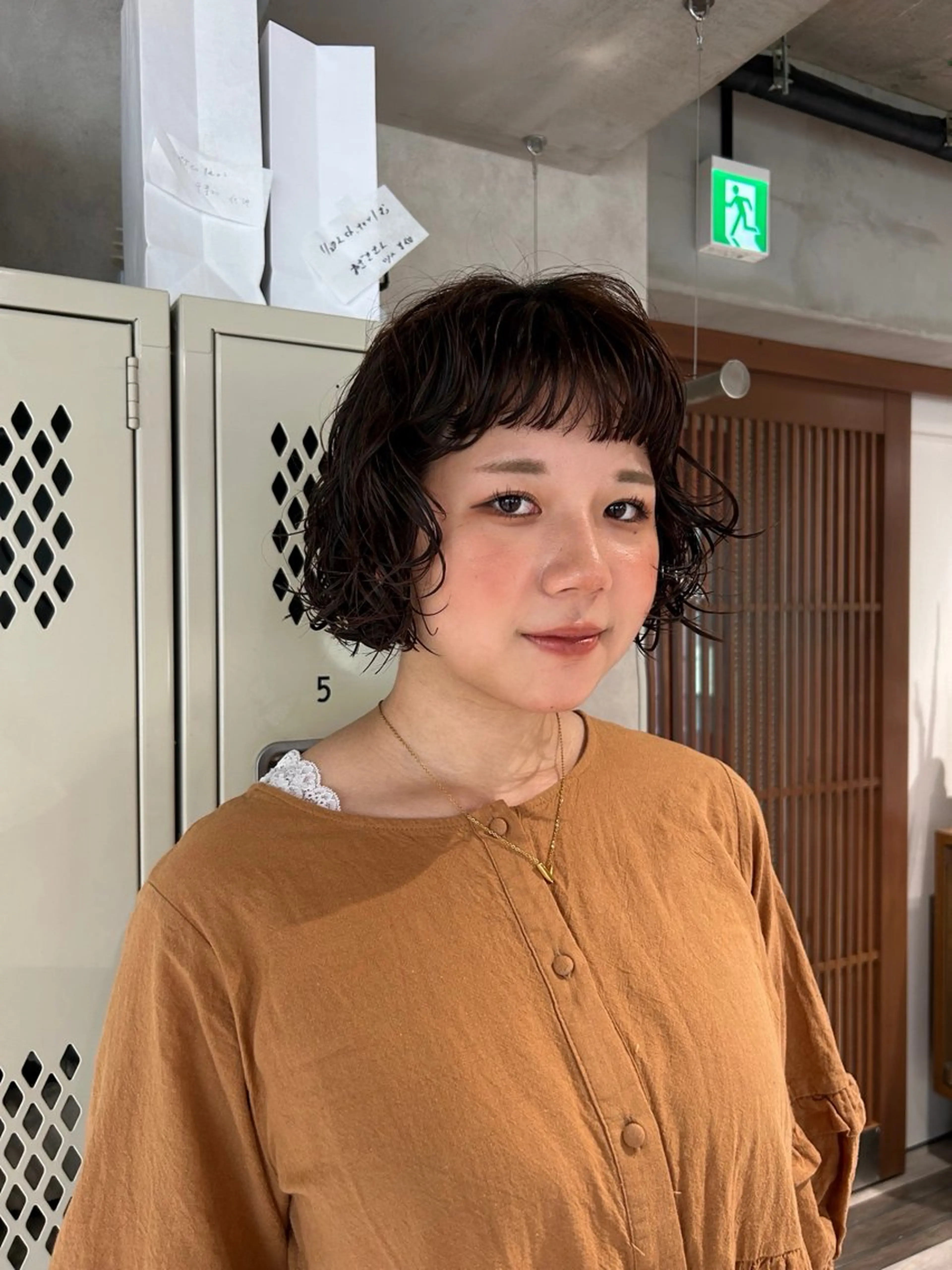 ショート パーマ ボブ オン眉 カット パーマ トリートメント ayano🍒パーマ 暖色カラーのヘアスタイル