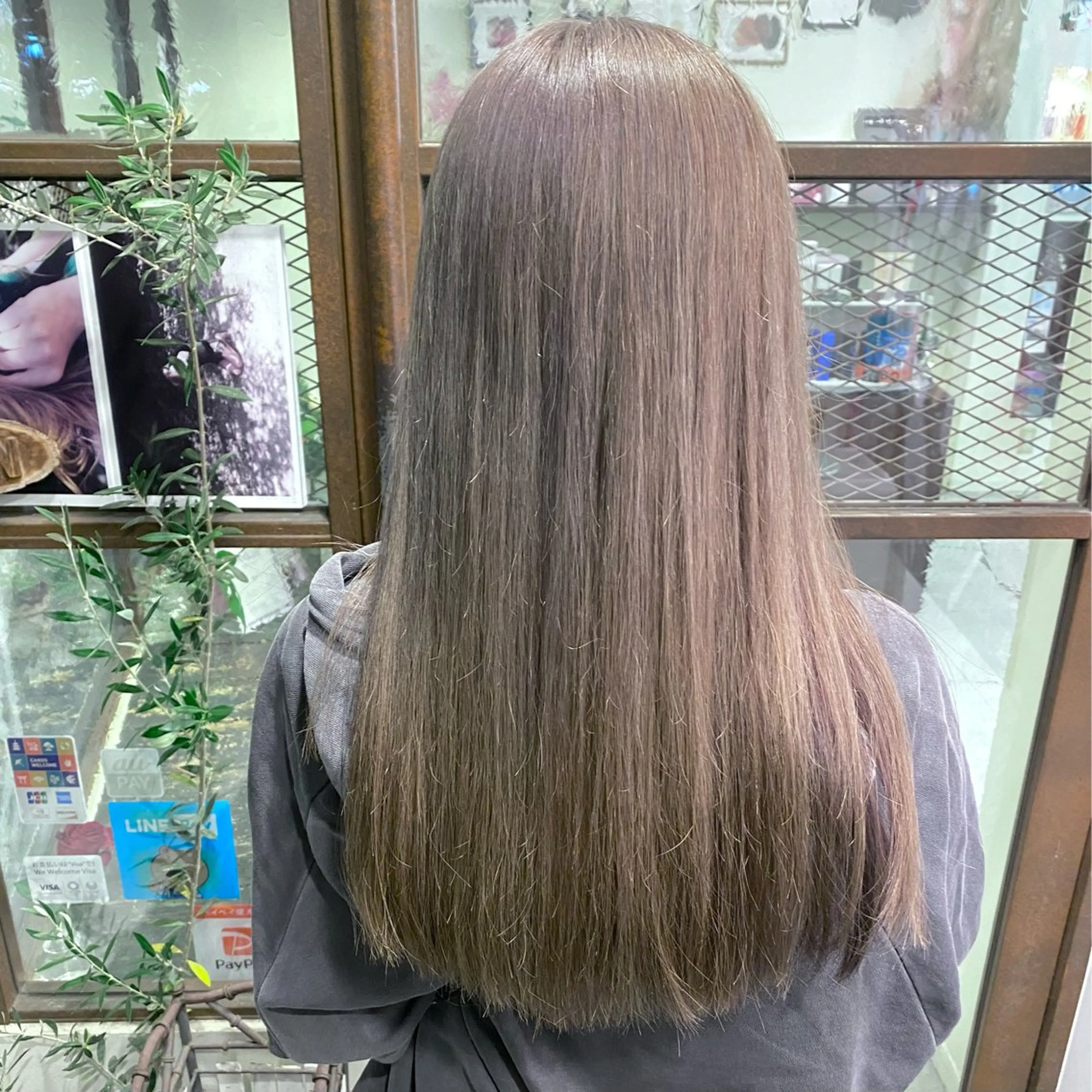 ロング カラー ベージュカラー ブリーチ ミルクティーベージュ HIKARIS 相川所属・ウチダ ユウヤのヘアスタイル
