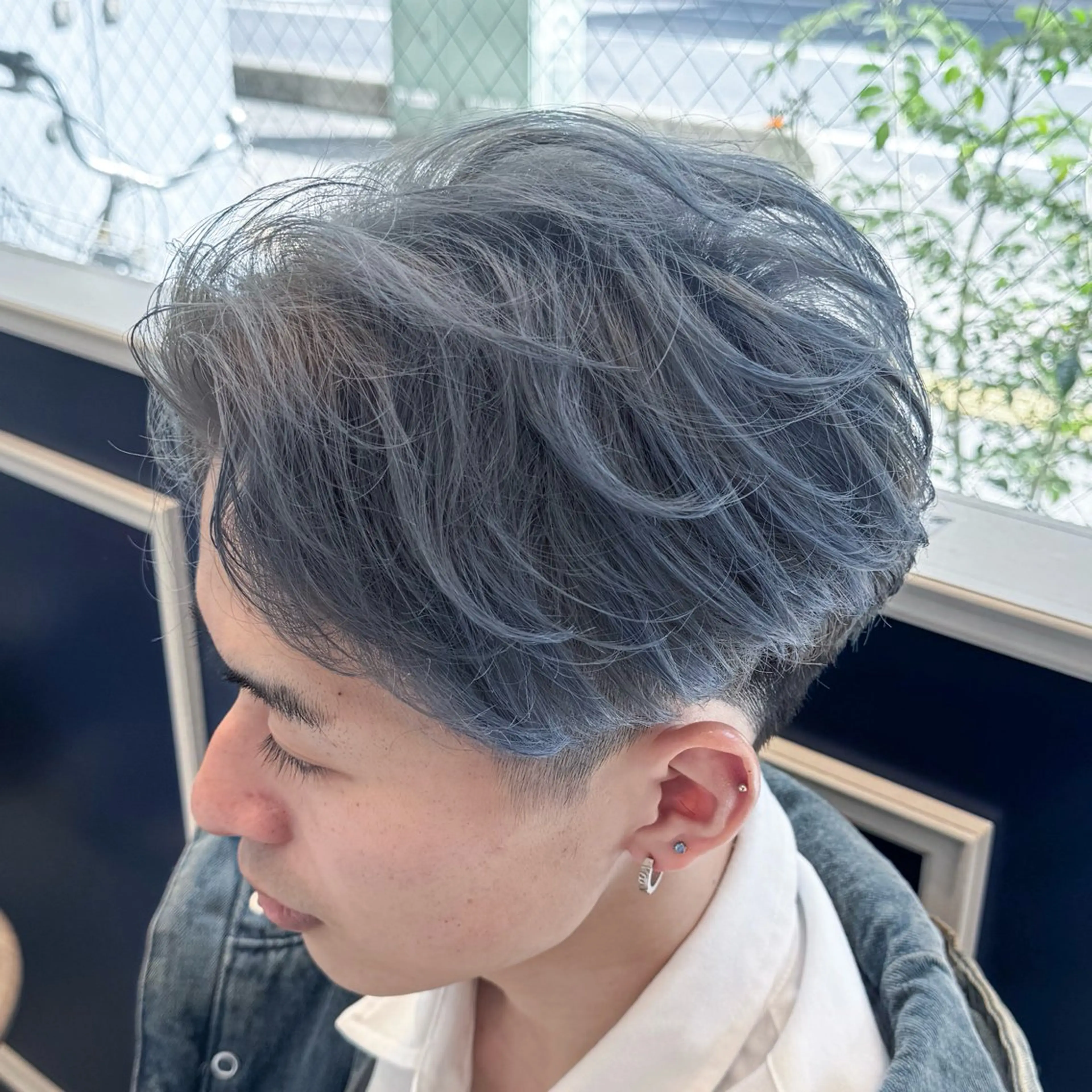 ショート カラー メンズ ブルーカラー シルバー ヘアカラー 吉田 新平のヘアスタイル