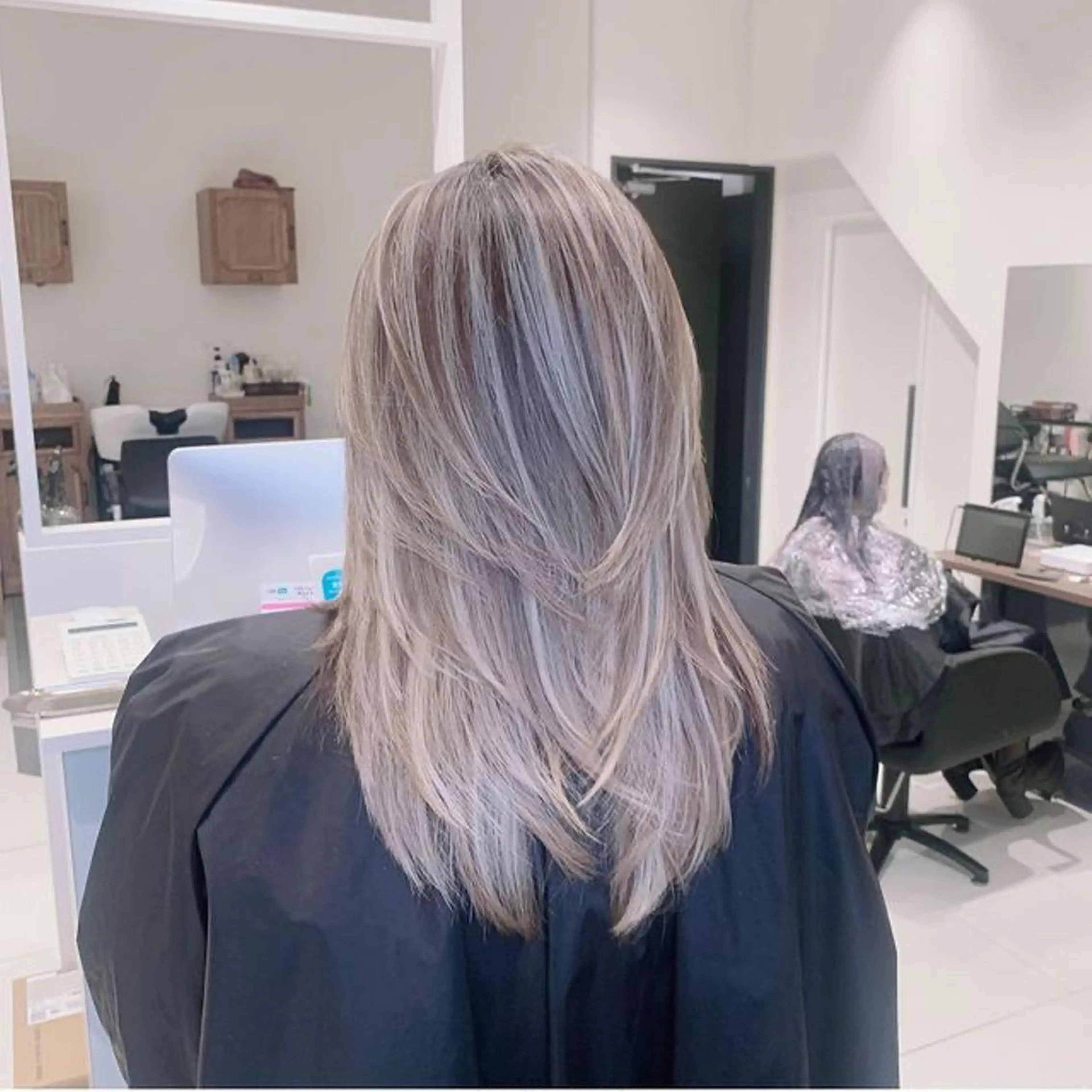 ロング カラー ブリーチ ケアブリーチ ハイライトカラー インナーカラー ハイライト ヘアカラー オフホワイトアンドなんば所属・福西 洋斗のヘアスタイル