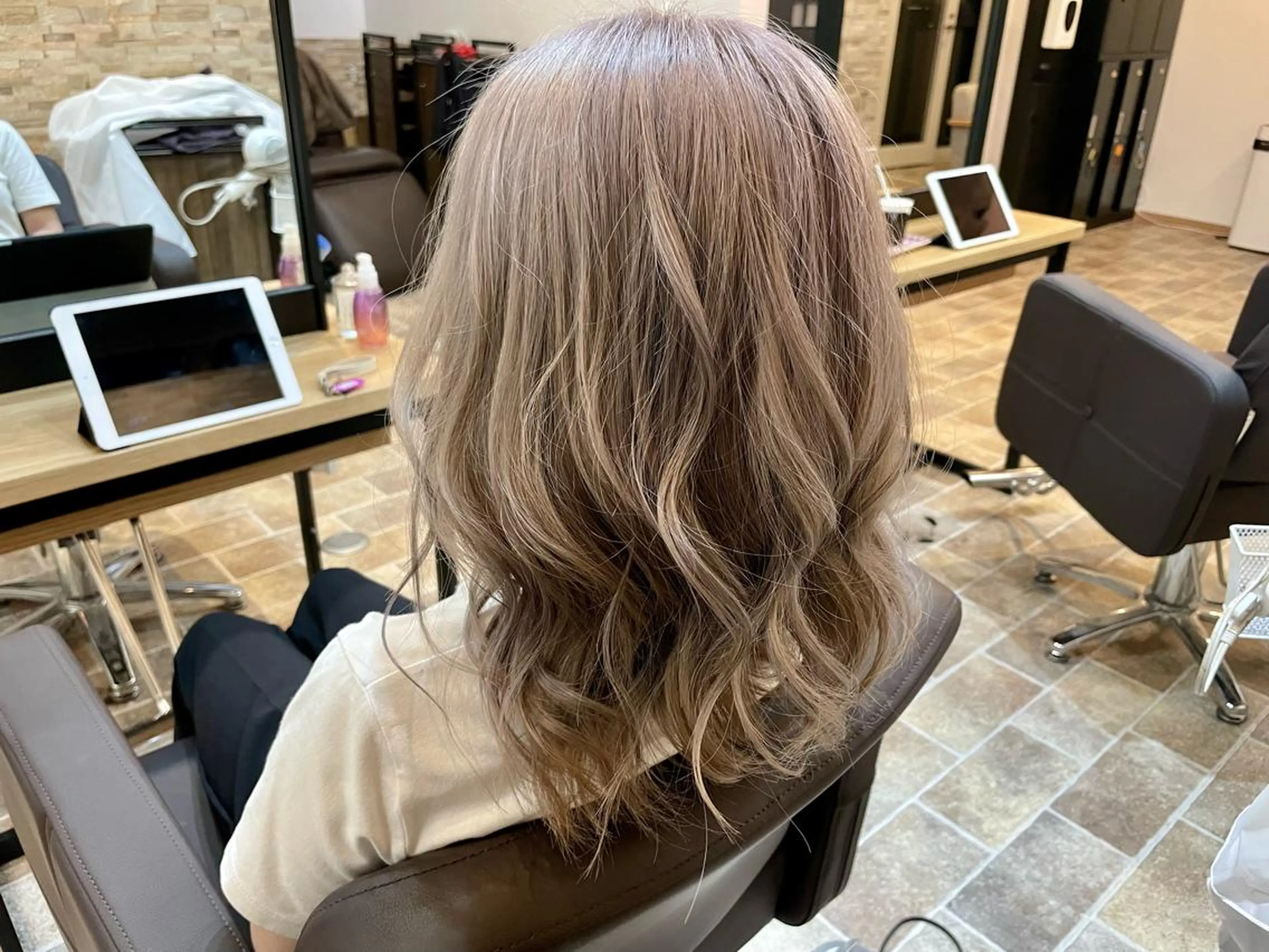 セミロング SALOWIN心斎橋Suite店所属・ブリーチ毛にもできる 縮毛矯正|鷹司郎のヘアスタイル