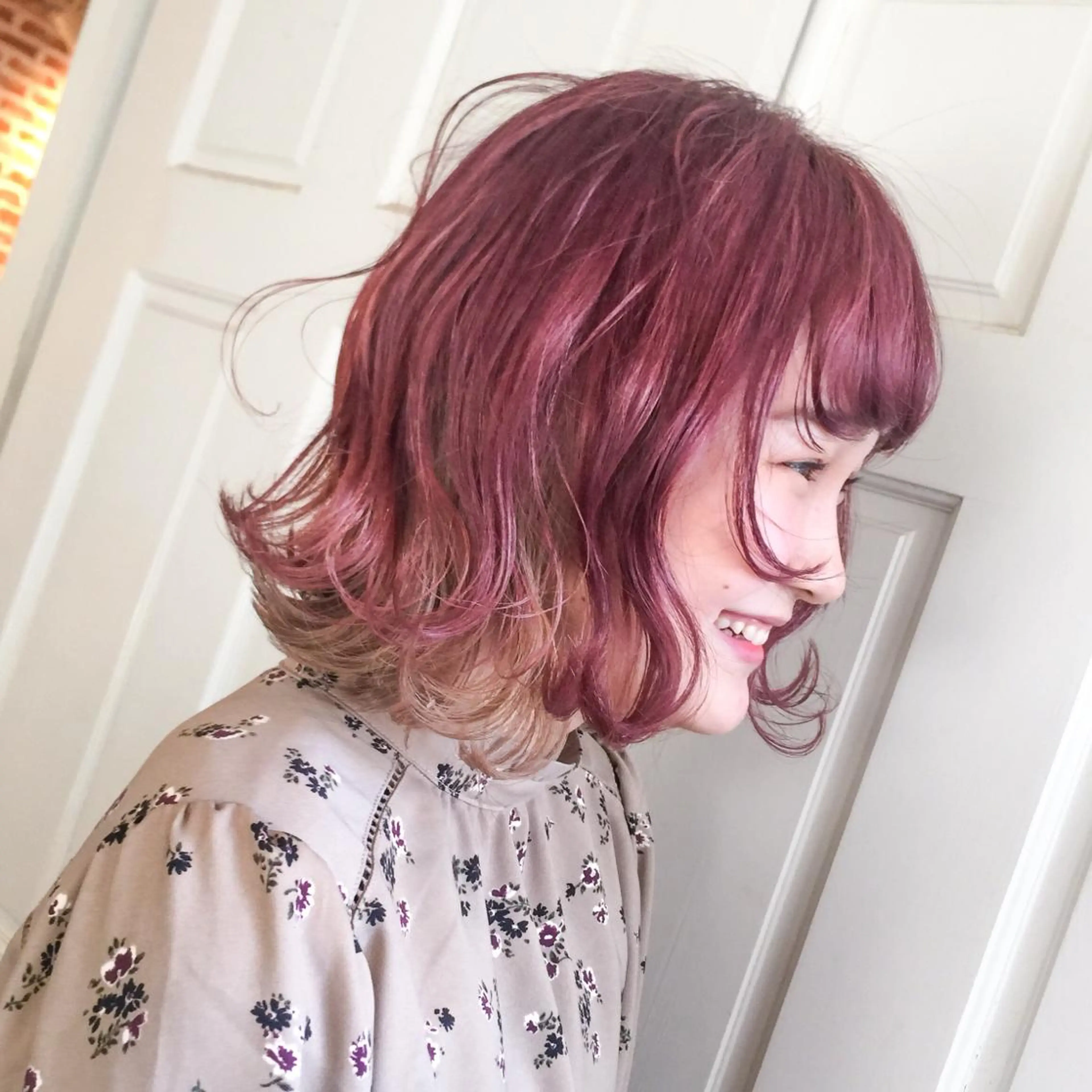 ミディアム カラー アッシュ ベージュカラー ブリーチ ダブルカラー インナーカラー ヘアカラー ホワイト&レイヤーカ ットエクステ長畠俊輔のヘアスタイル