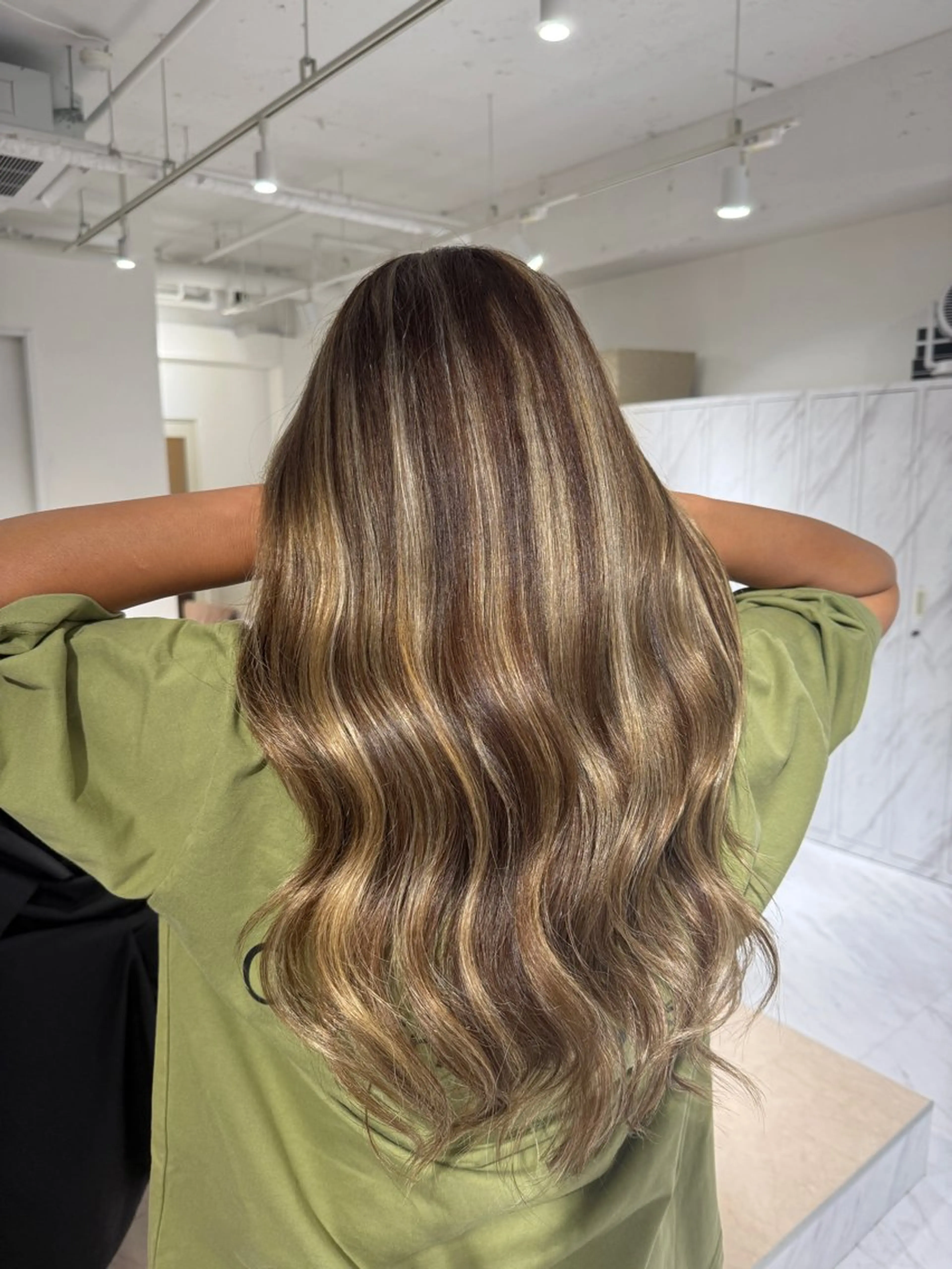 ロング ハイライト ヘアカラー YOLO 渋谷 RIONAのヘアスタイル