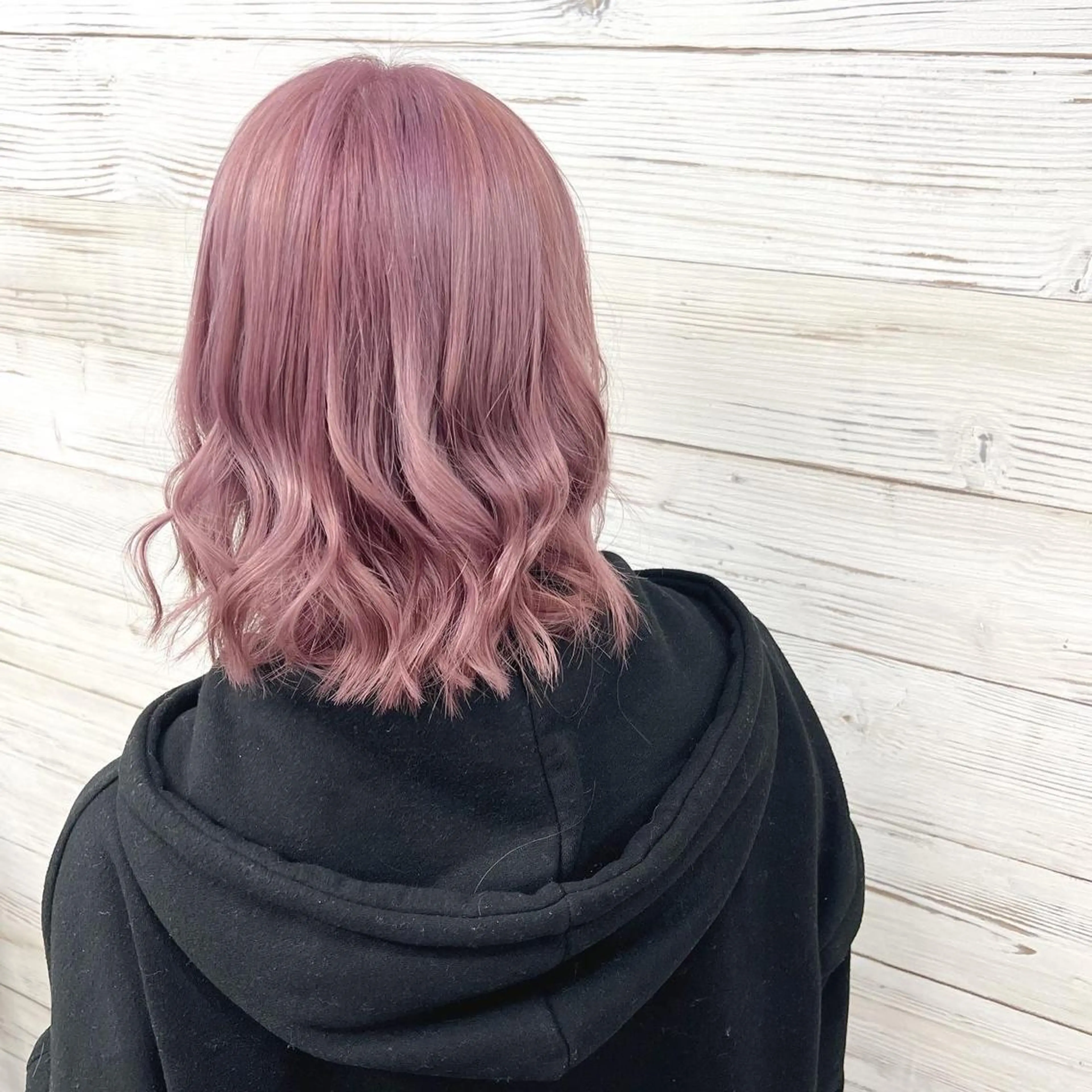 ショート カラー ヘアアレンジ ラベンダーカラー ラベンダーピンク ピンクカラー 外ハネヘア ヘアカラー トリートメント 枝毛カット＆髪質改善 満足NO.1岡しゃんのヘアスタイル