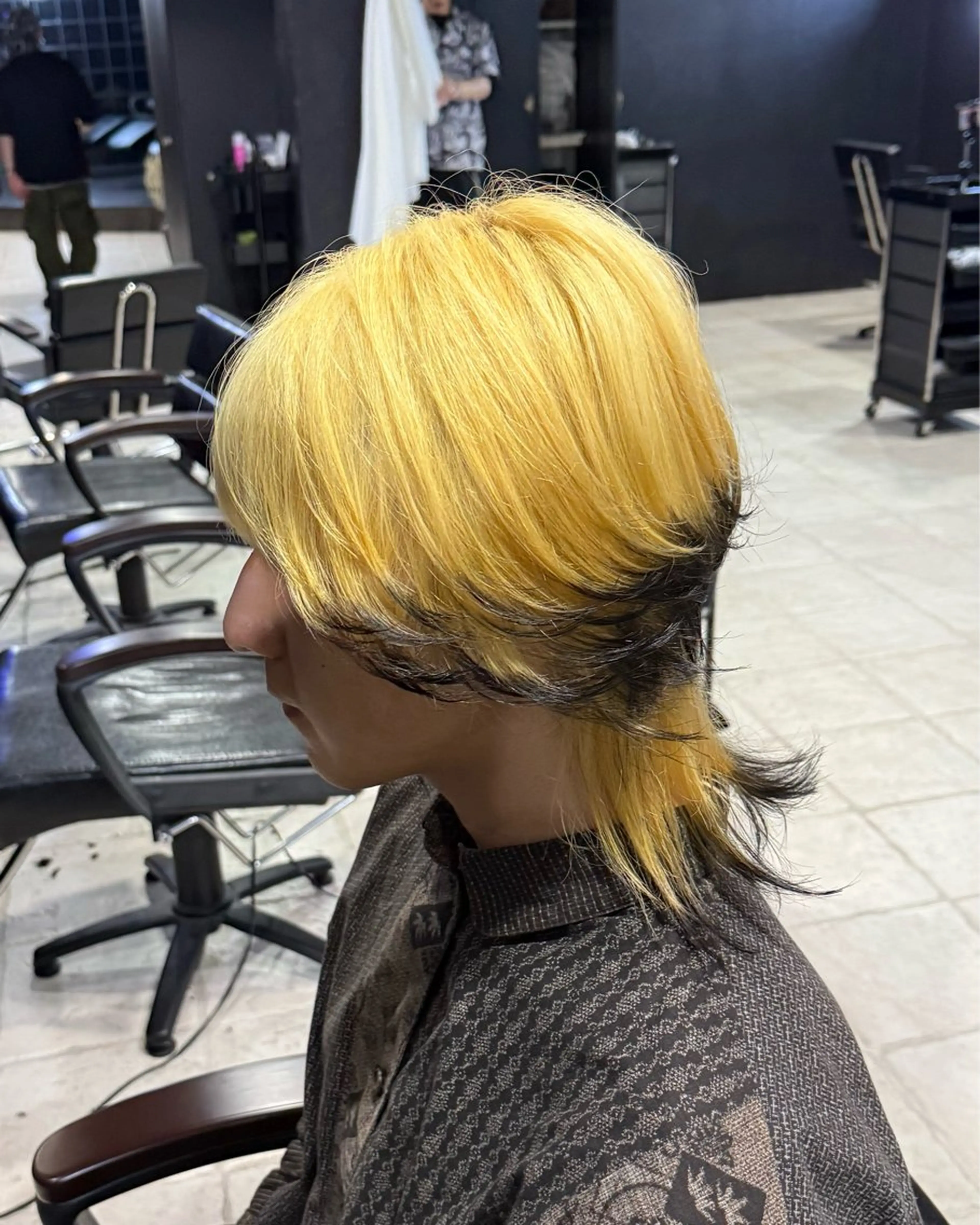 ミディアム カラー メンズ センターパート メンズウルフカット 抜きっぱなしブロンド ブロンド ウルフカット カット ヘアカラー メンズウルフ・ フェザーパーマ鶴田文のヘアスタイル