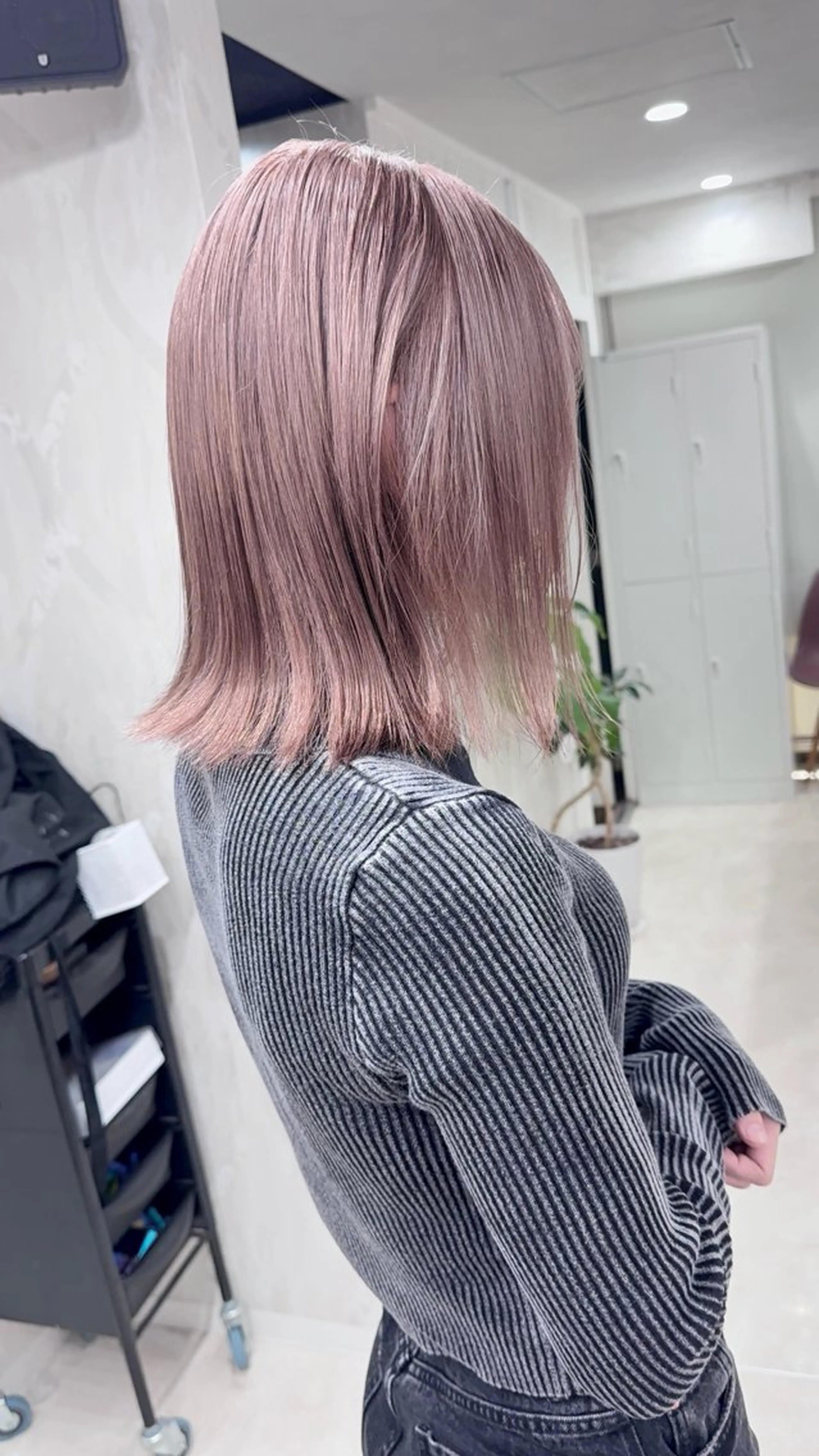 ミディアム ボブ 髪質改善 ヘアカラー 前髪カット🩶レイヤ ー🩶ハイトーン🩶のヘアスタイル